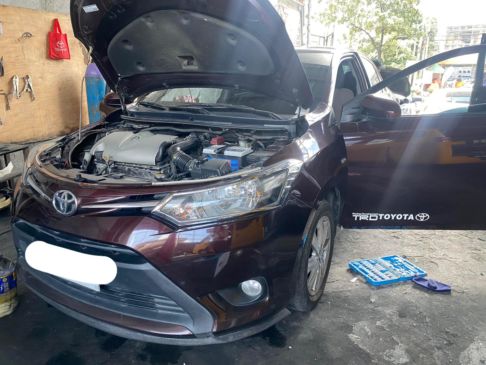 Toyota Vios A.C cleaning, leak test, vacuum, refrigerant charging ...