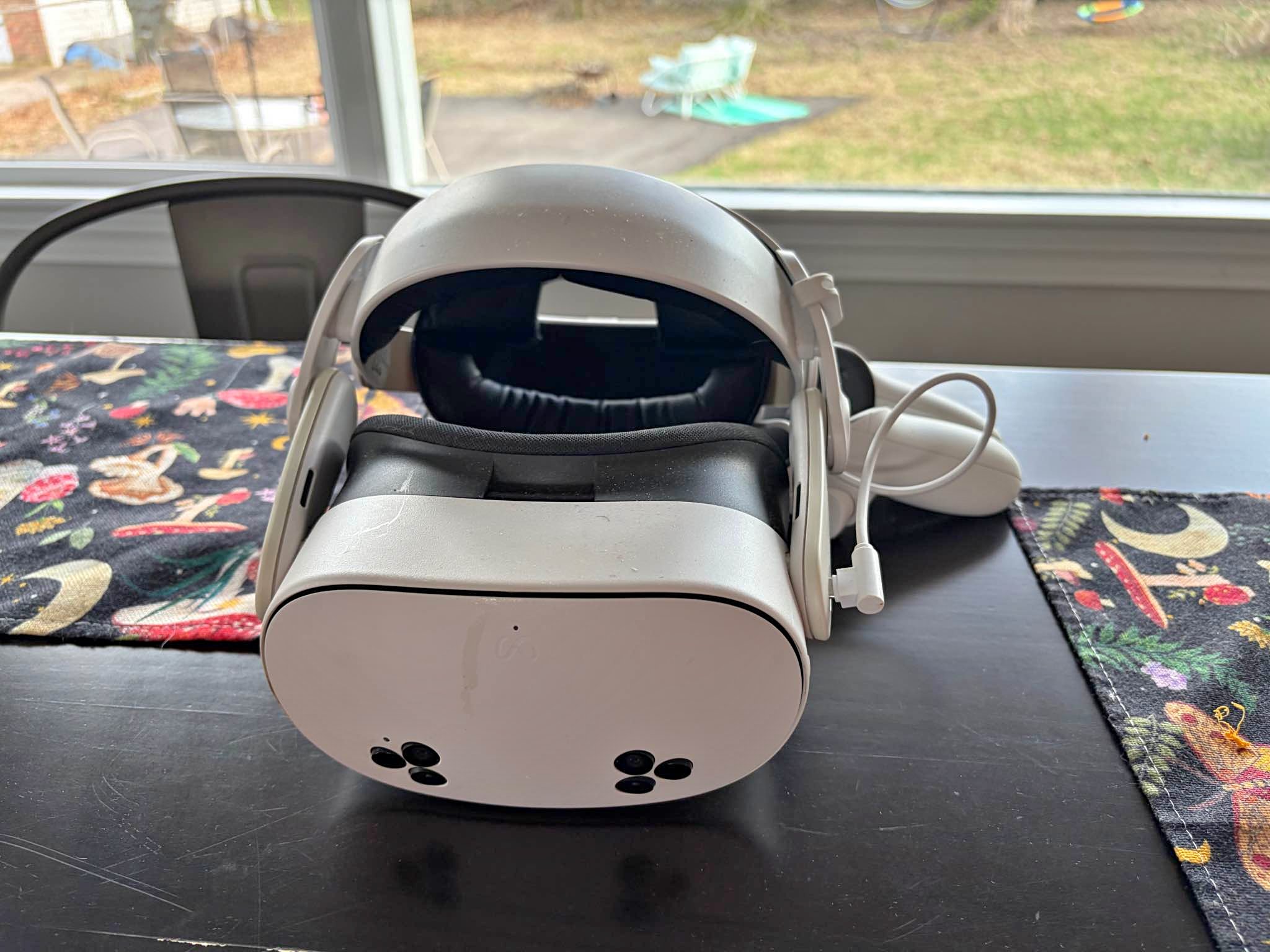 Meta Quest 3S VR Headset with extra battery pack and Controllers ...