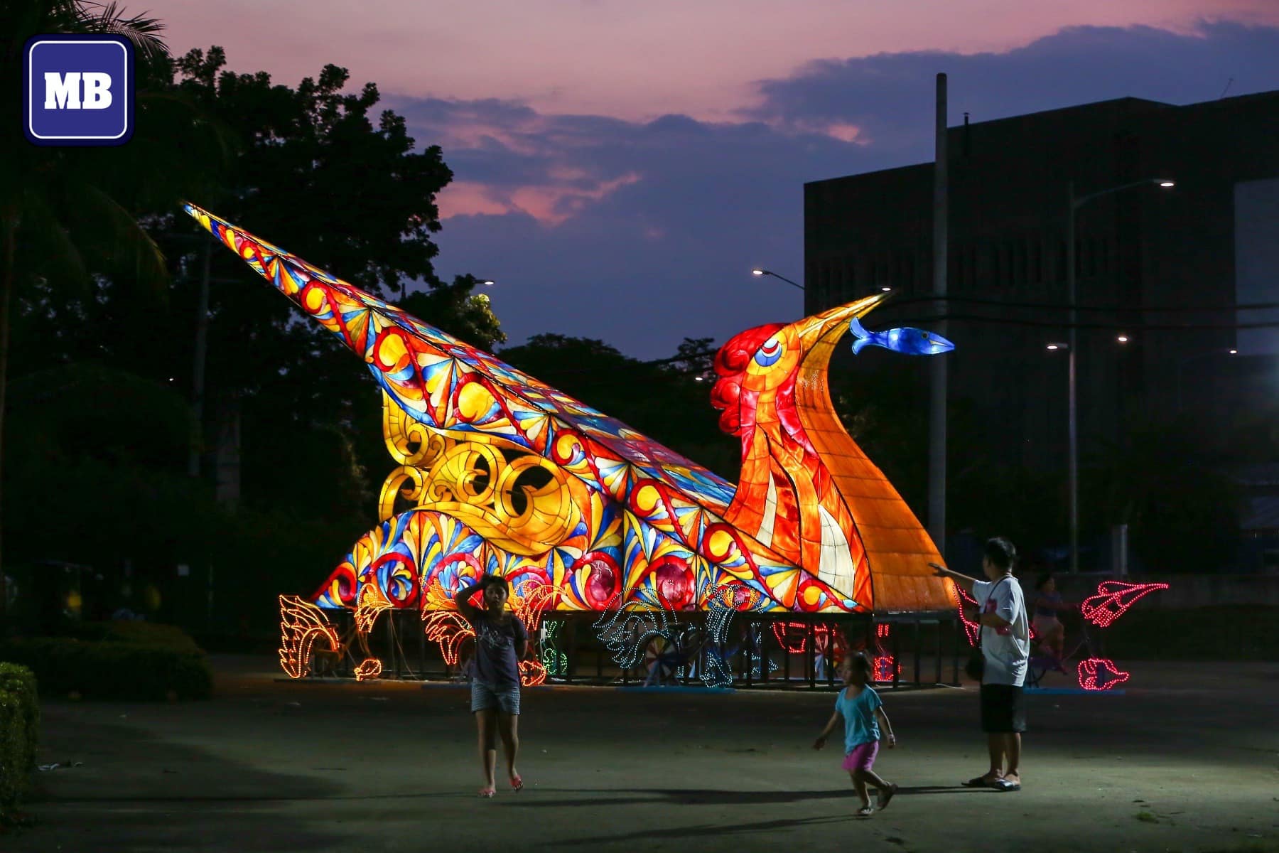 MANILA BULLETIN - LOOK: Parkgoers enjoy the view of the...