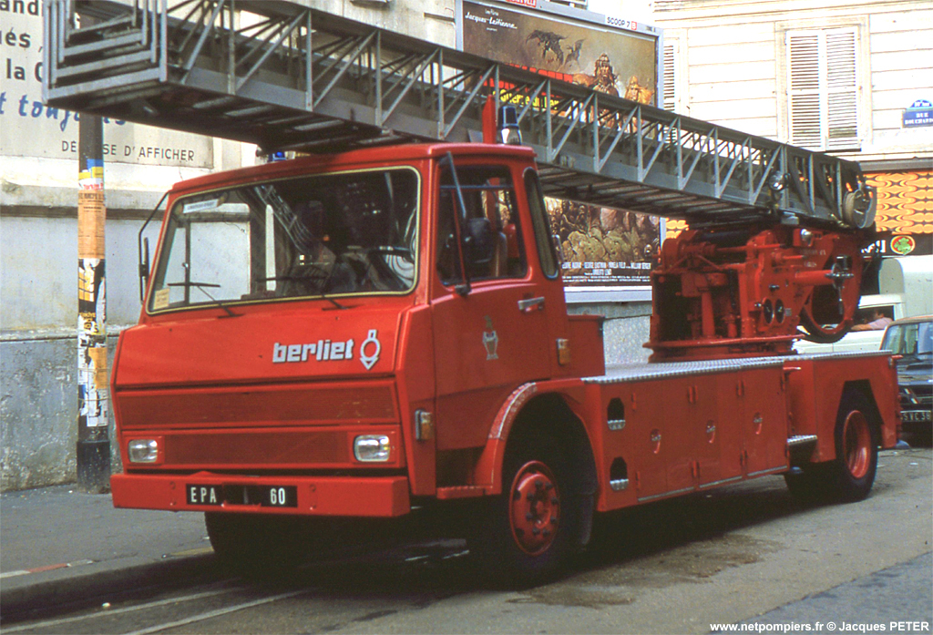 Camion De Pompiers Berliet 770 KB échelle 1:43 - Modèle Réduit Neuf, N°90 Des Sapeurs-Pompiers De La Moselle