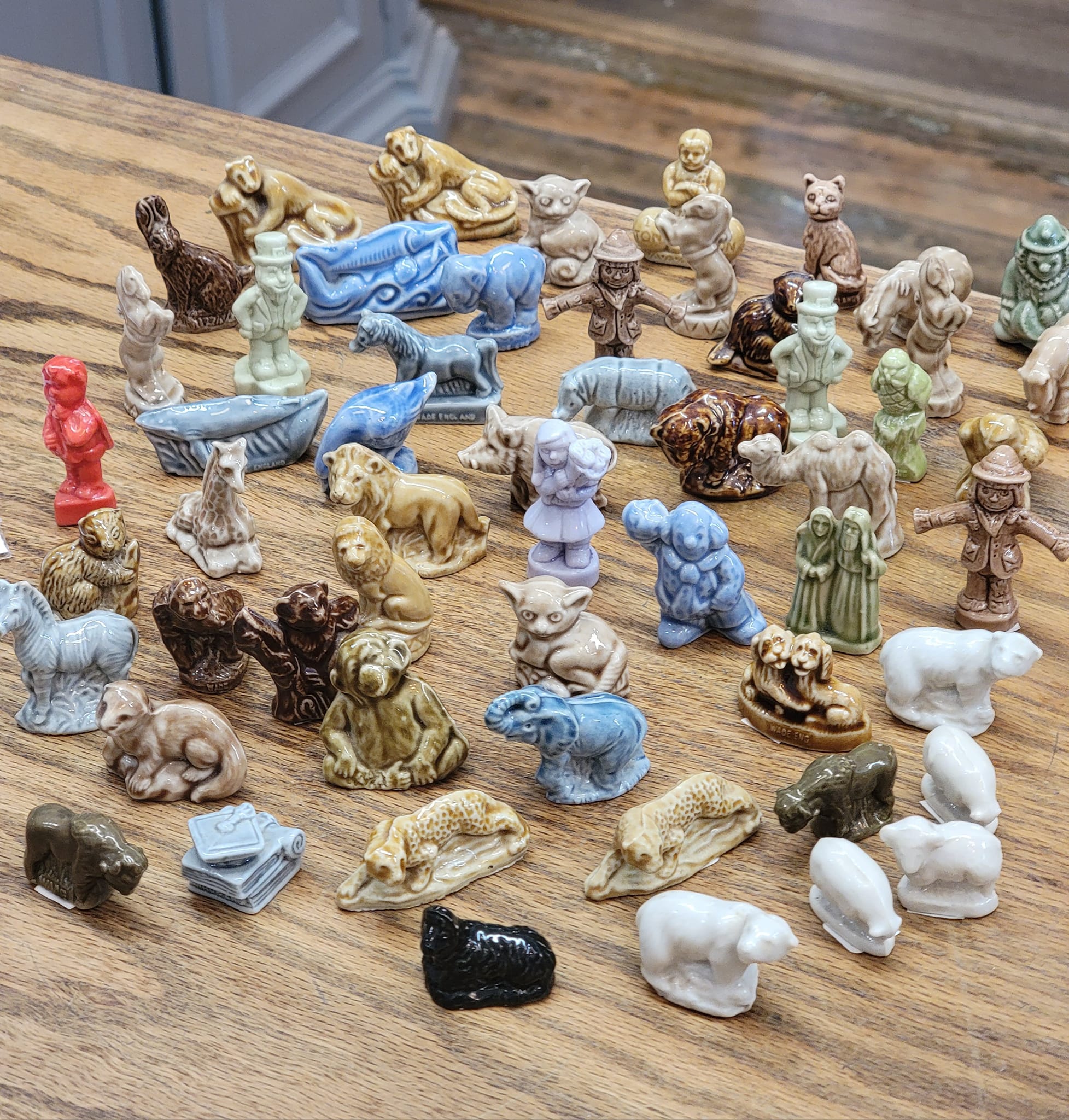 What are the small animal figures found in Red Rose tea?