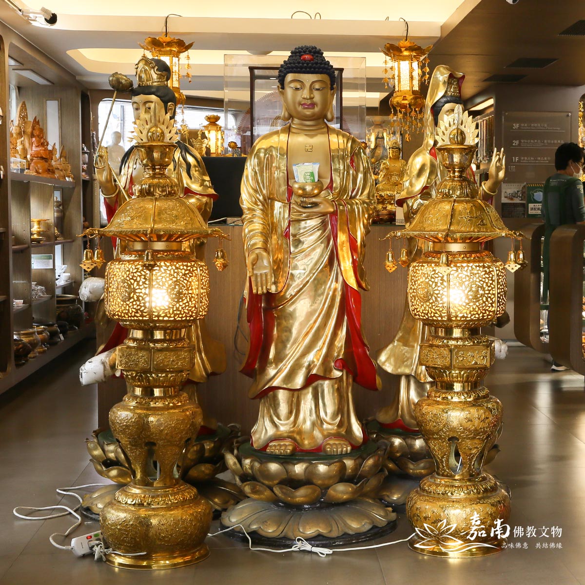 嘉南佛教文物有限公司 - 銅手工打造的供燈，每一道細節都是精心製作，簍空立體雕刻而成，線條流暢，刻畫精緻。無論是花瓣的... | Facebook