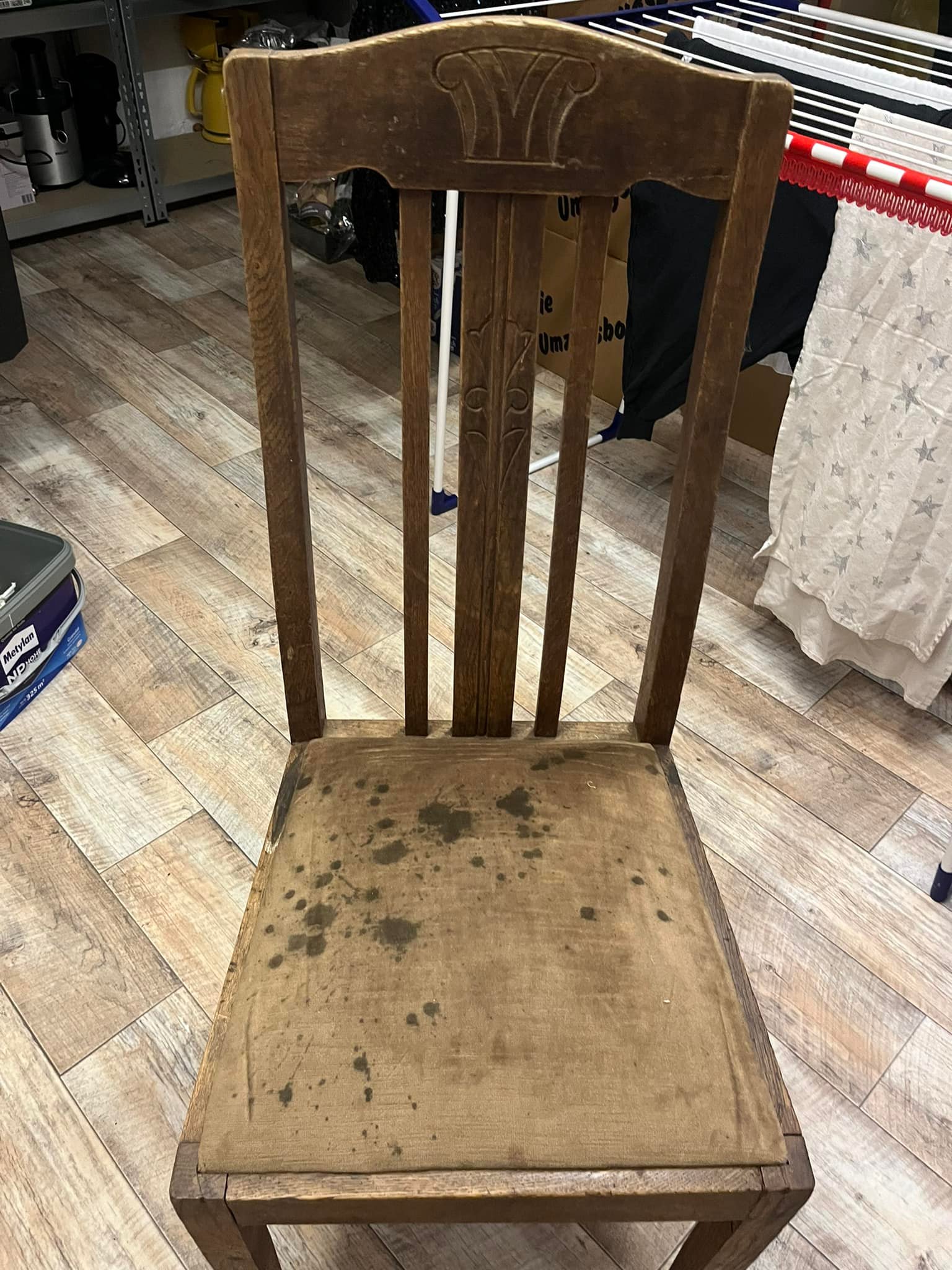 4 alte Stühle zu verschenken 1 Stuhl hat leider keine Sitzfläche mehr Abzuholen in Freden