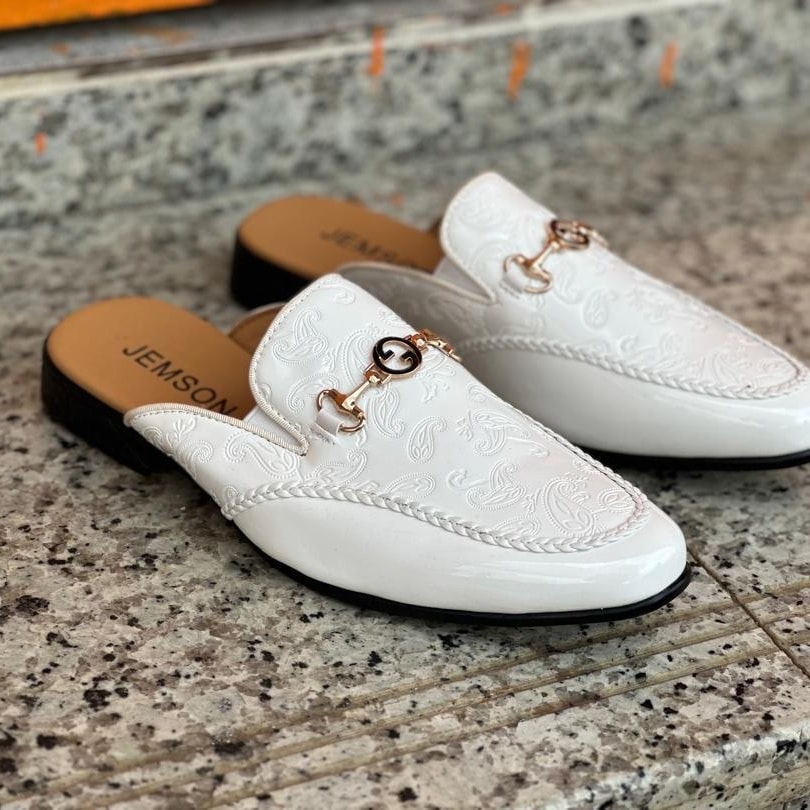 Teeyah - CODE :L6 POINTURES :40 41 42 43 44 45 Prix :10000f LIVRAISON ...