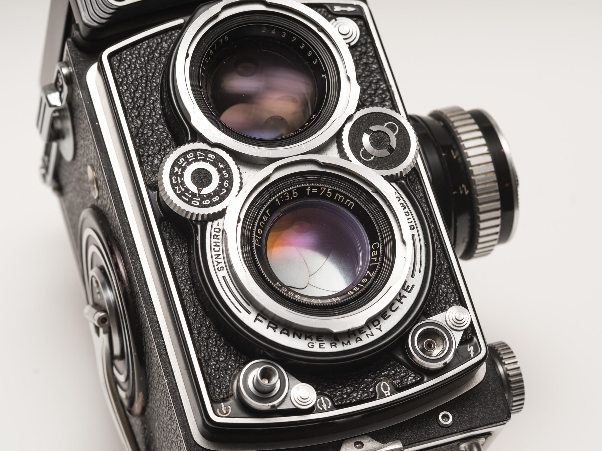 Rolleiflex 3003 camera with Carl Zeiss Planar 1.4/85 lens