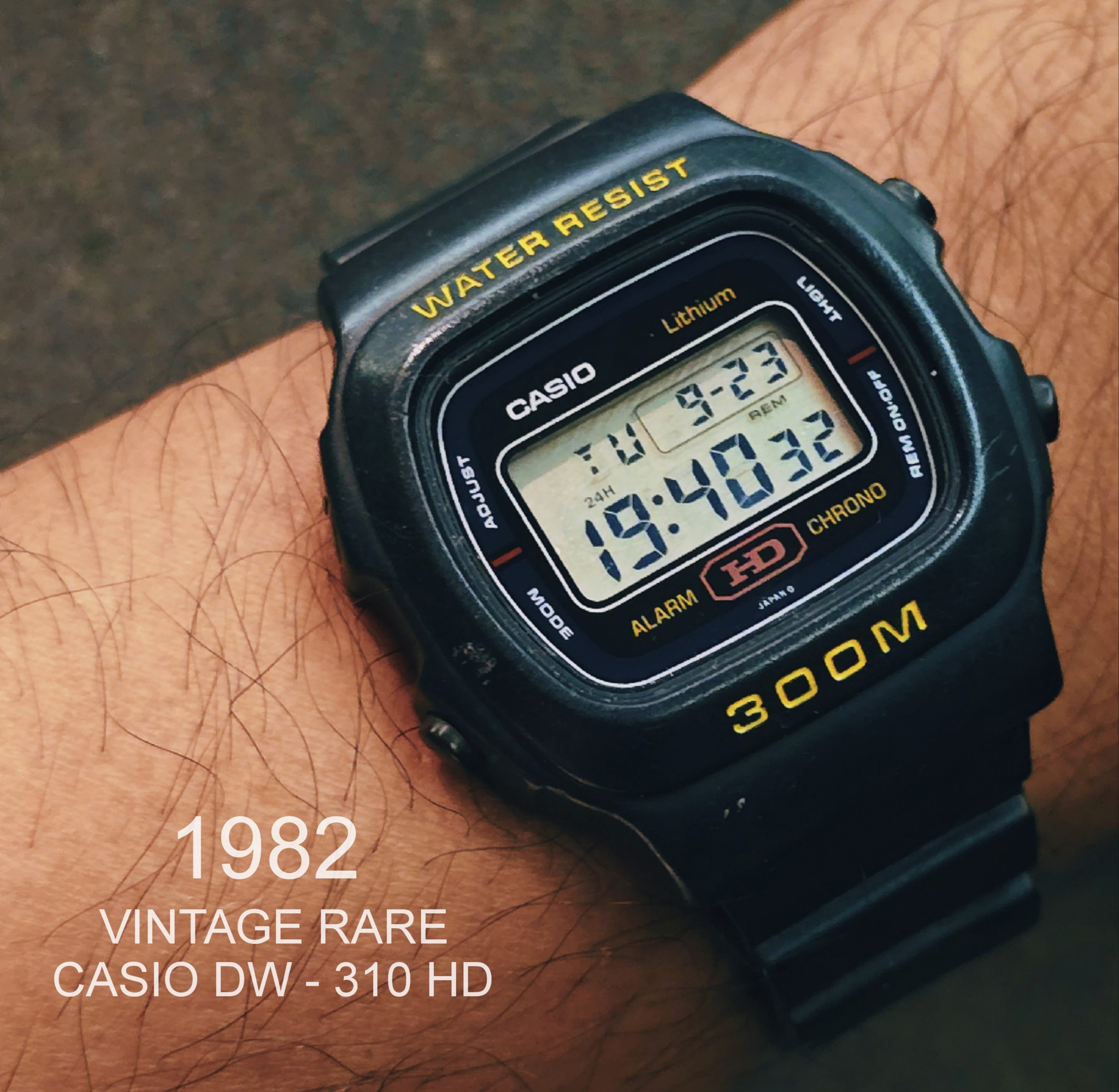 Casio DW310 vintage watch with 300m water resistance