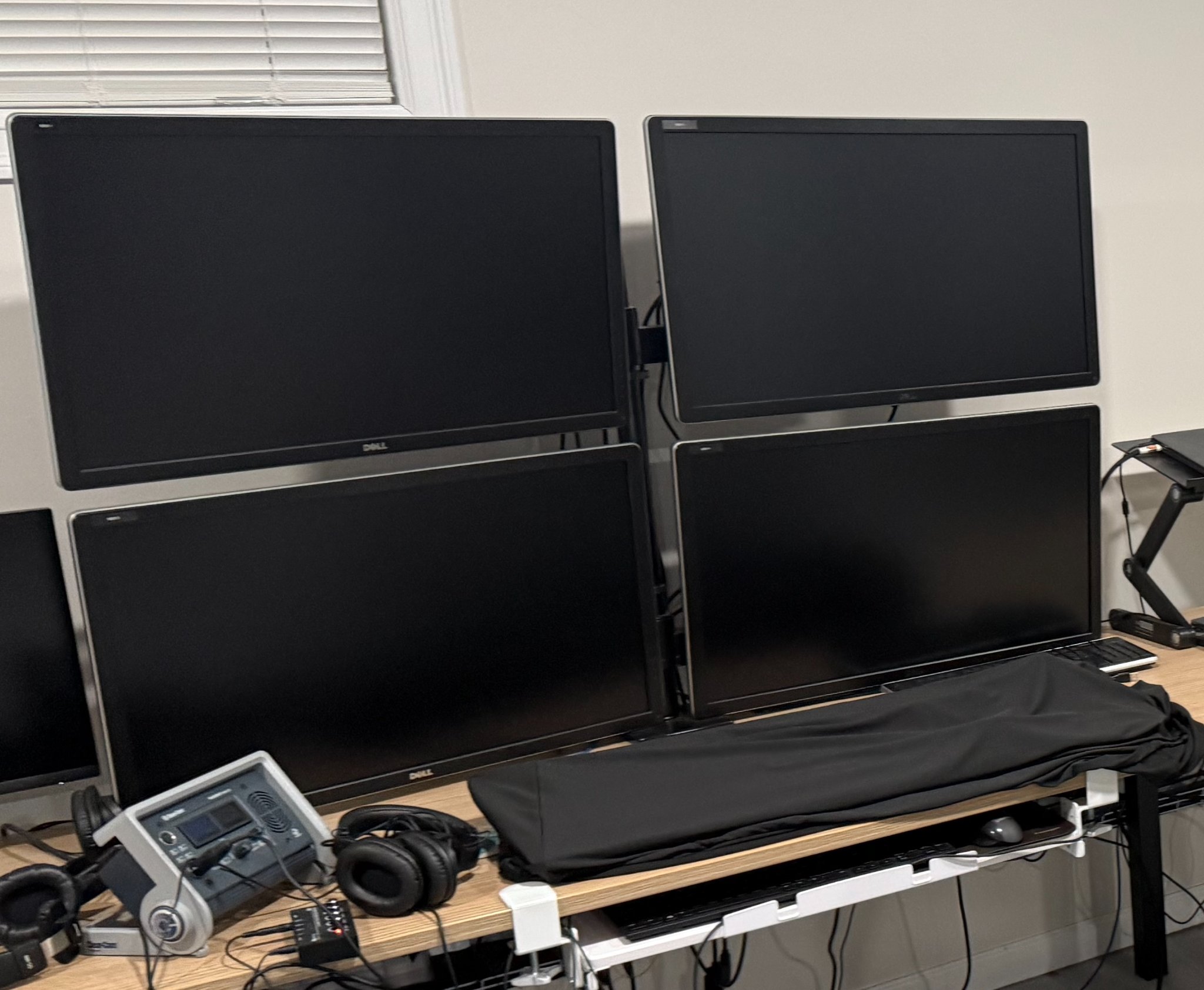 Tricaster TC2 Elite + 2 strip control panel + 4 monitors - Desktop ...