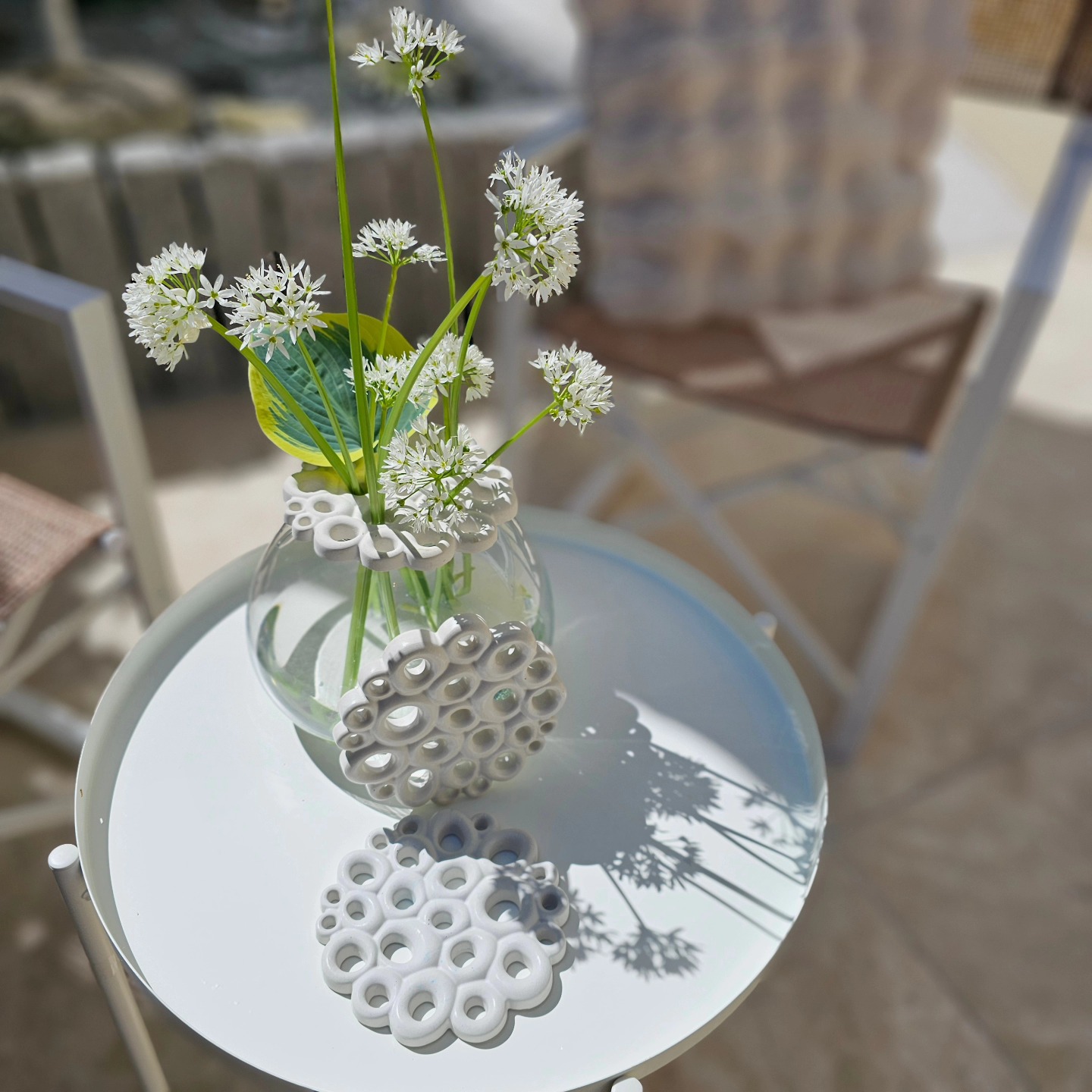 Blumenhalter für deine Vase. 🌸 Ideal für einzelne Blumen in Vasen mit großer Öffnung. #Blumen #Vase #Dekoration #Blumenhalter #Heimdeko #handmadeproducts #blumendeko