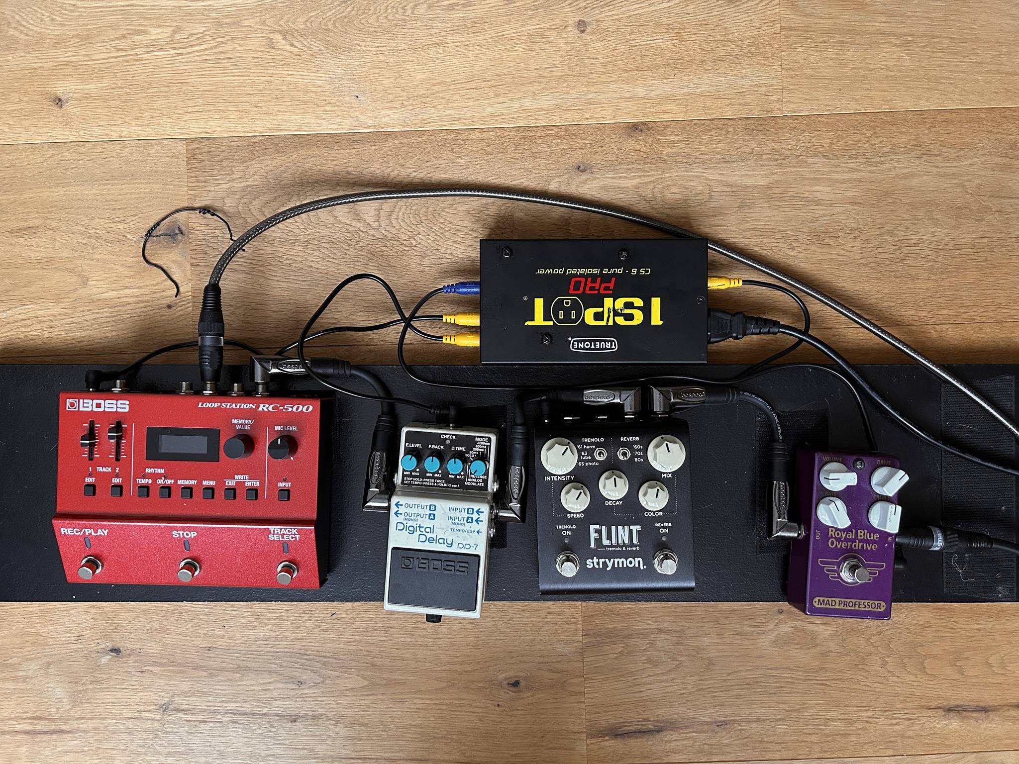 Has anyone here mounted a Strymon Ojai or Zuma R300 underneath a