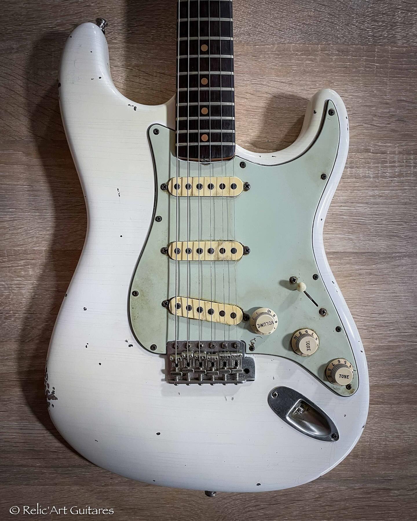 Relic'Art N°504 : fender Stratocaster refin aged Olympic White