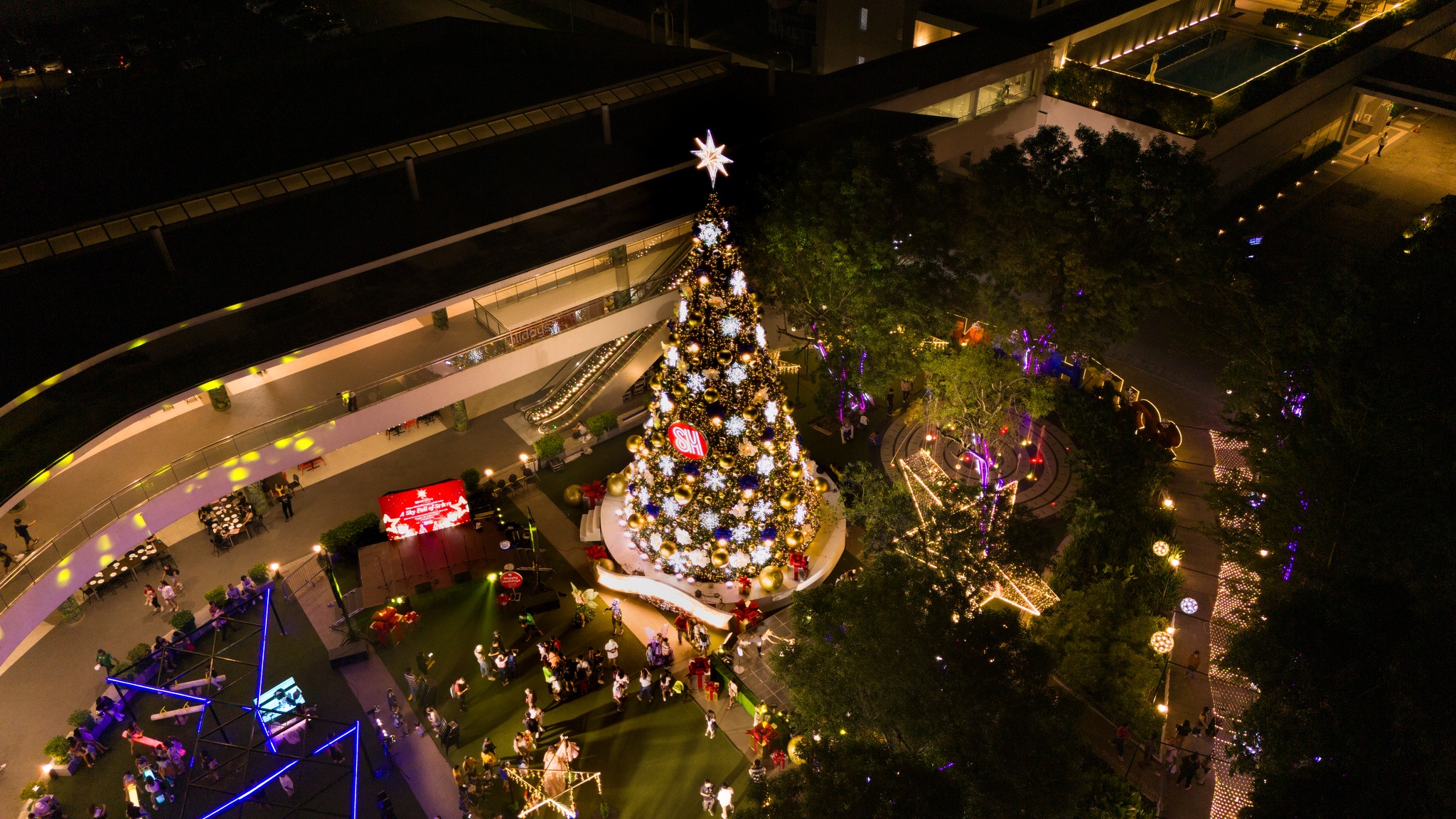 Panay - The tallest Christmas tree in Western Visayas - SM City Iloilo ...