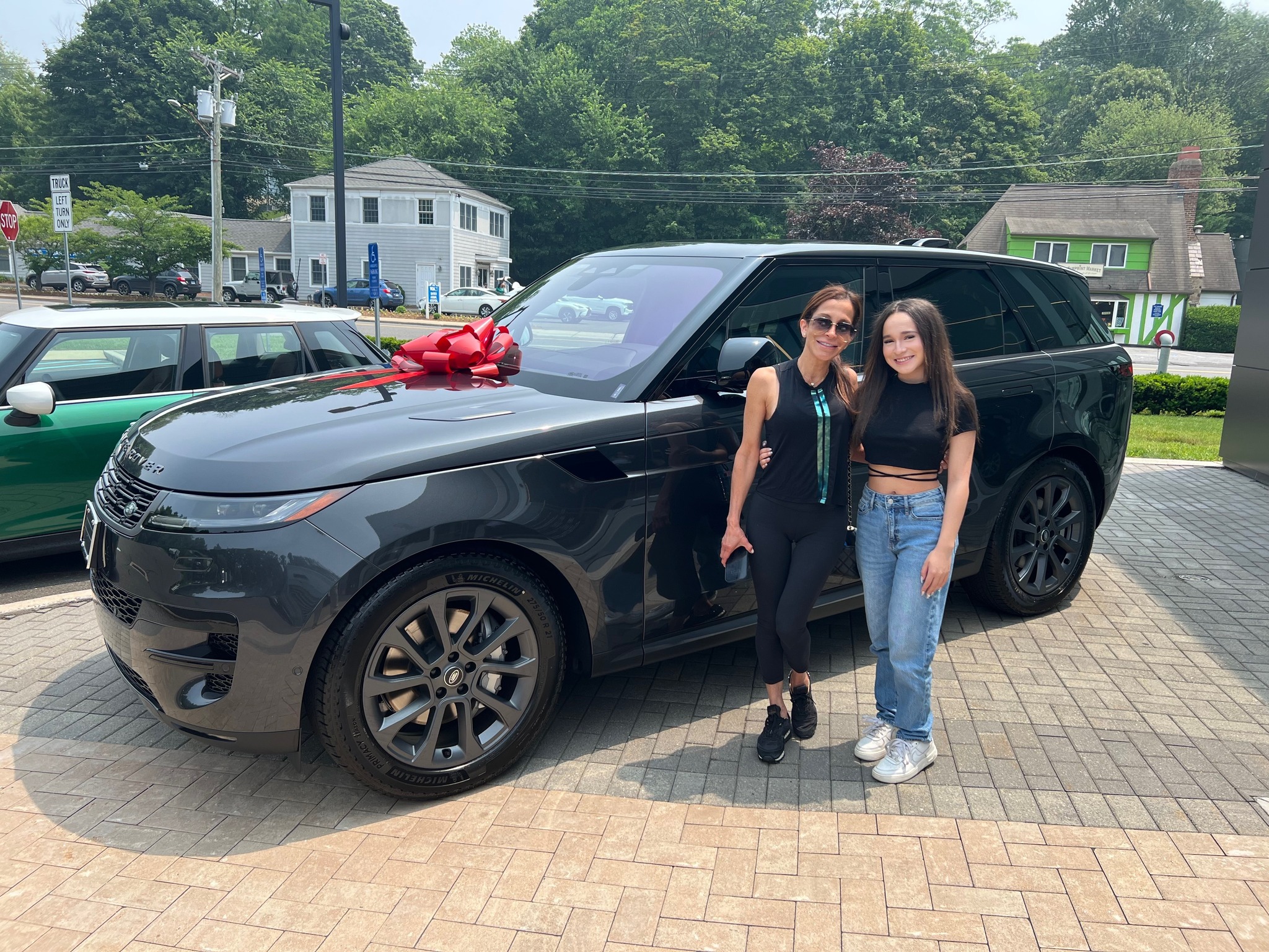 Congratulations to this happy family... - Land Rover Darien