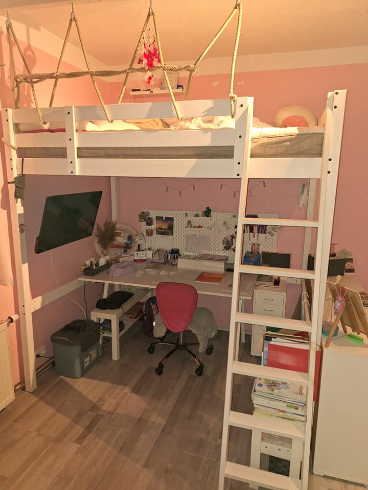 Hochbett von Ikea 140x200 gebraucht zu verkaufen ohne Matratze. Leichte Gebrauchsspuren siehe Bilder, die mit schleifen und überstreichen schnell behoben sind. Bett ist noch aufgebaut. Abholung in Beetzendorf. 250€ VHB Weiteres gerne