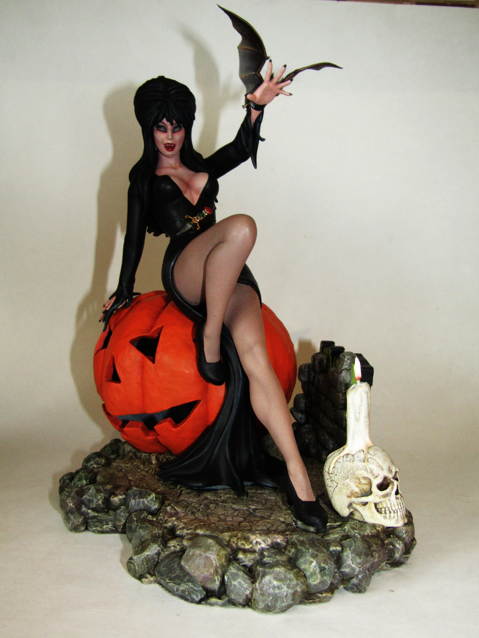Elvira Mistress of the Dark 1/8th scale resin model kit review