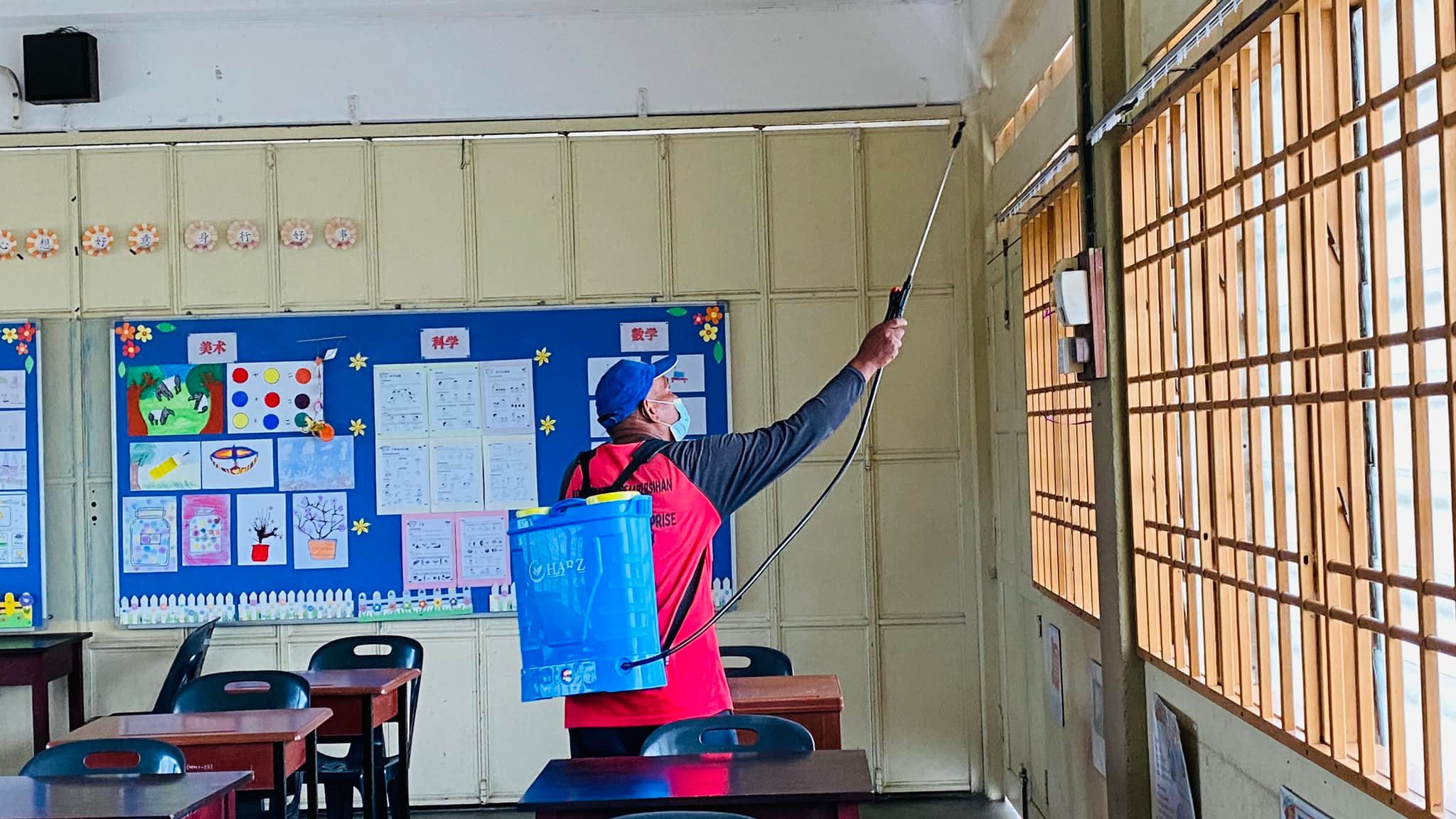 消毒消毒消毒…… 校工每班每个角落都消毒 Pekerja sanitasi... - 启新学校 SJKC CHI SIN
