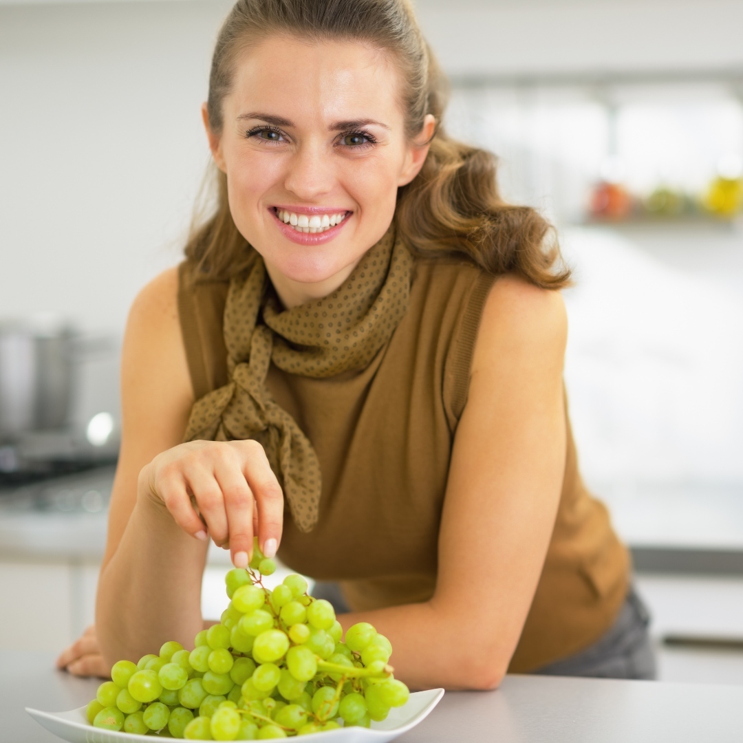 Can grapes help protect your skin from sunburn? 🍇☀️ Packed with antioxidants, they may offer a natural defense against UV damage. Discover how incorporating grapes into your diet can benefit your skin