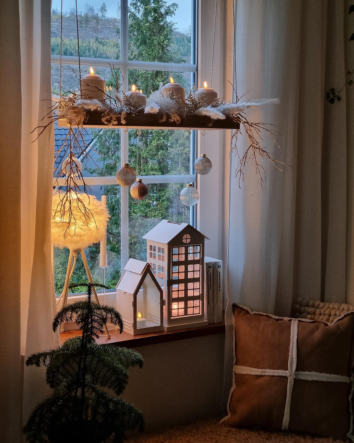 my_c.o.z.y_home überrascht uns mit einer zauberhaft dekorierten Fensterbank. Ein hängendes Dekotablett mit LED-Kerzen und schwebenden Kugeln verleiht dem Anblick eine besonders magische Note.🤎 Wer hat auch schon angefangen, Fensterbänke winterlich zu