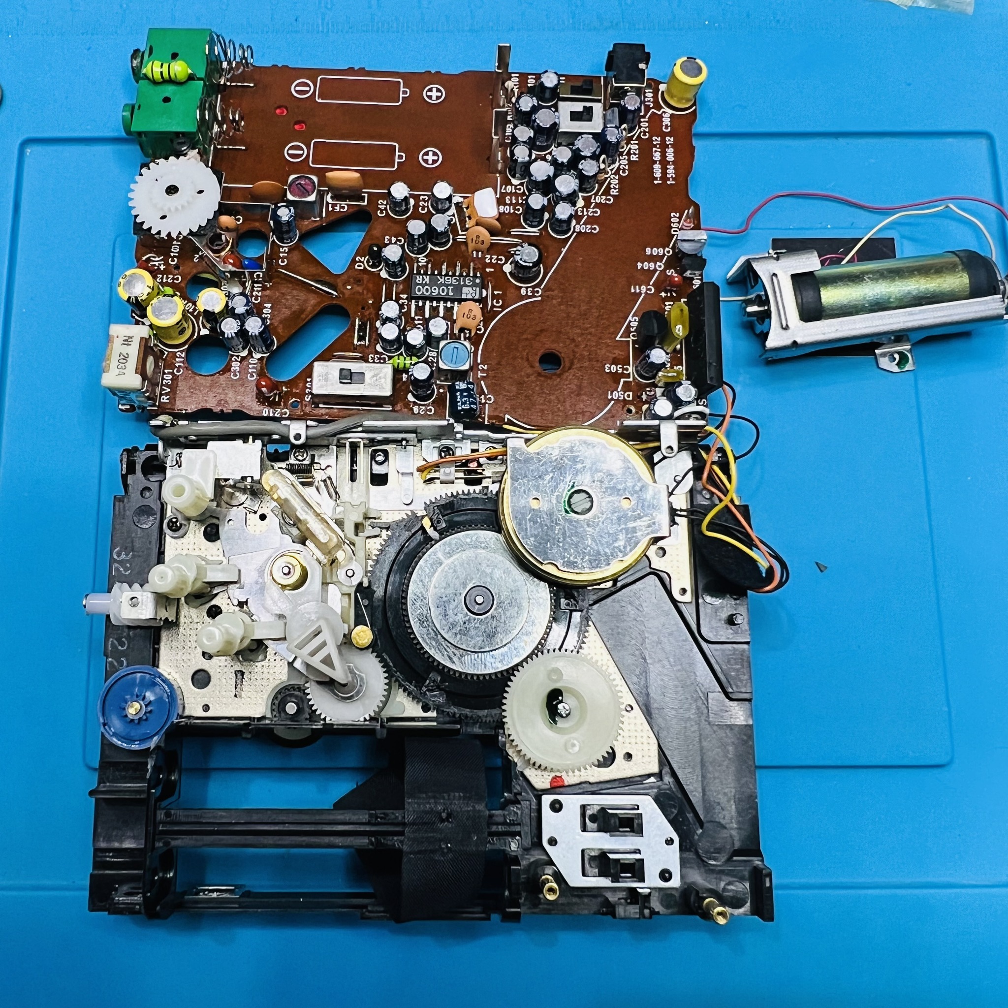 SONY SPORTS WALKMAN WM-F5 本体 取扱説明書付劣化あり。 Today's repair of the Sony Walkman WM-F5 SPORTS, the first SPORTS