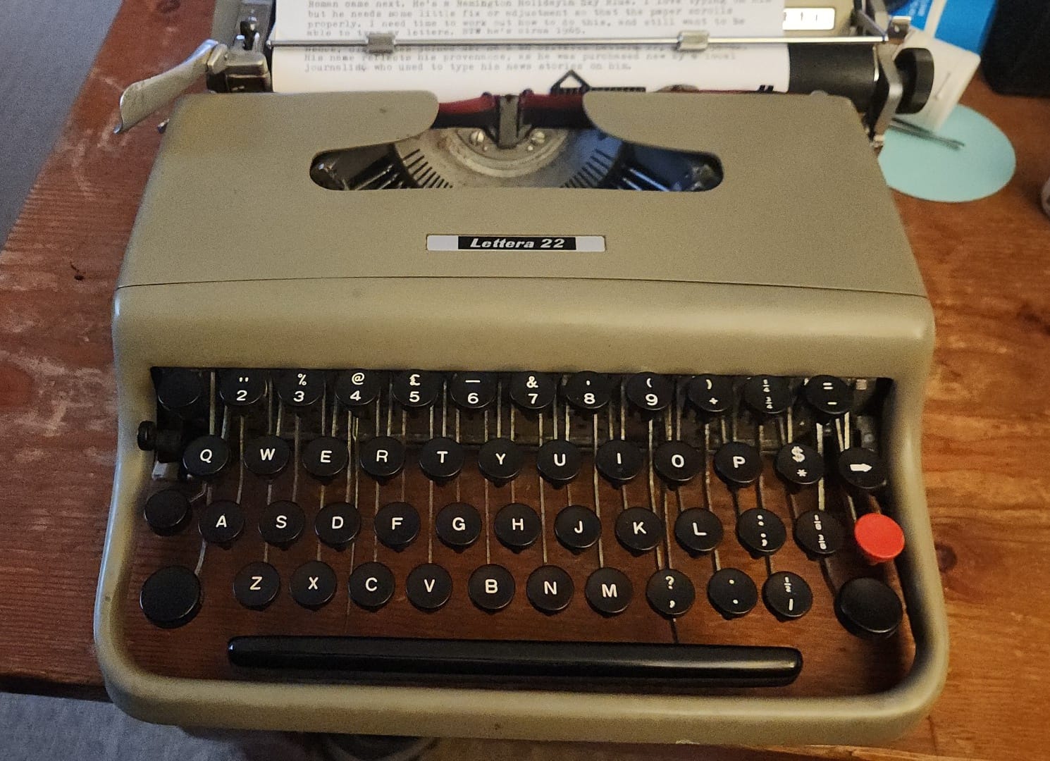 Where to find the serial number on an Olivetti Lettera 22 typewriter?