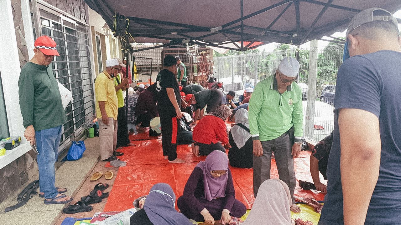 Nabilah - Setiap tahun, Abil ikut ibu merewang daging korban. Tapi ...