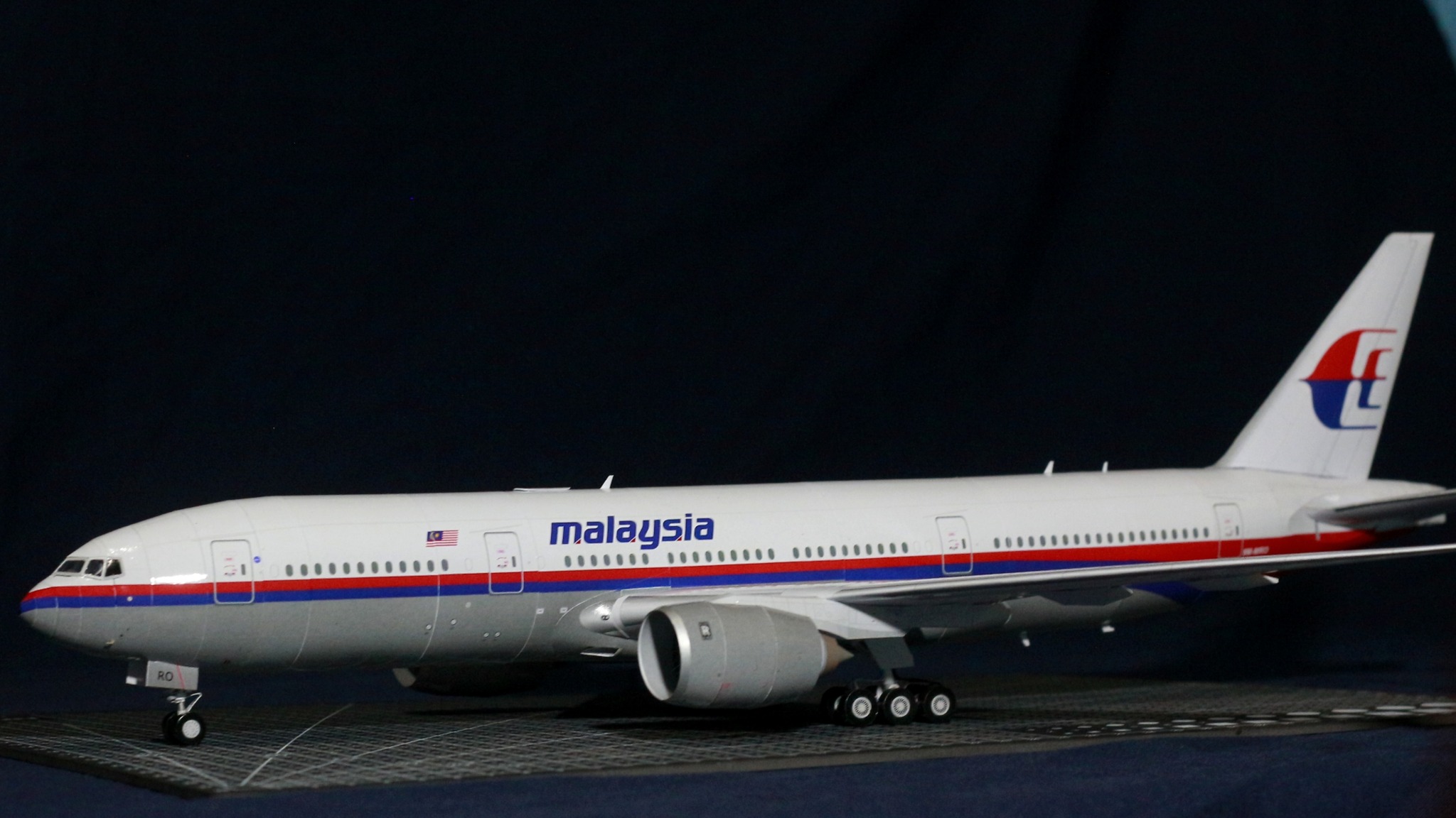 Boeing 777-200ER Malaysia Airlines Scale : 1/120 Design : Edwin
