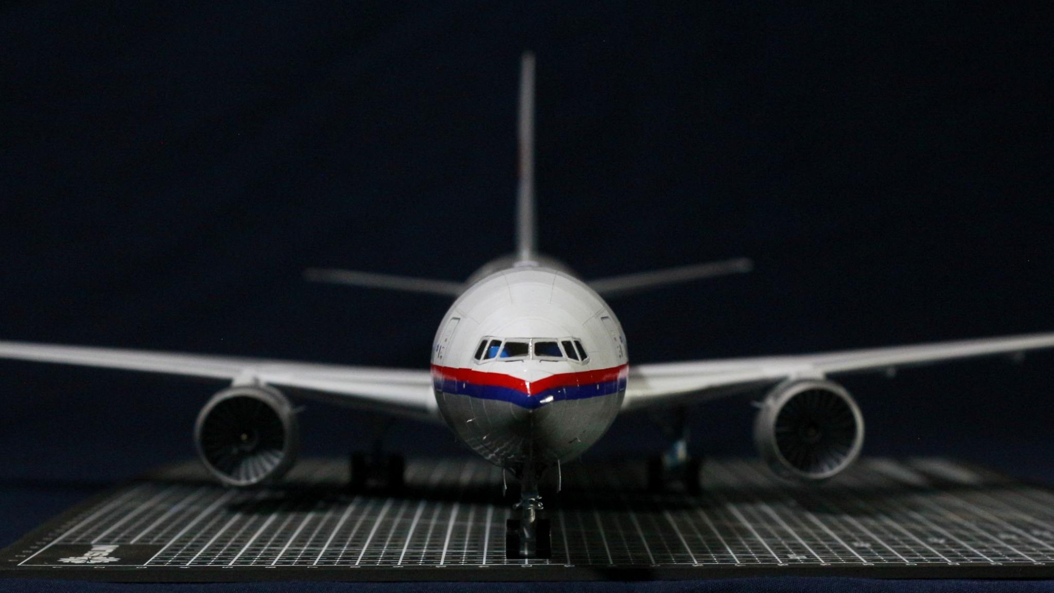 Boeing 777-200ER Malaysia Airlines Scale : 1/120 Design : Edwin