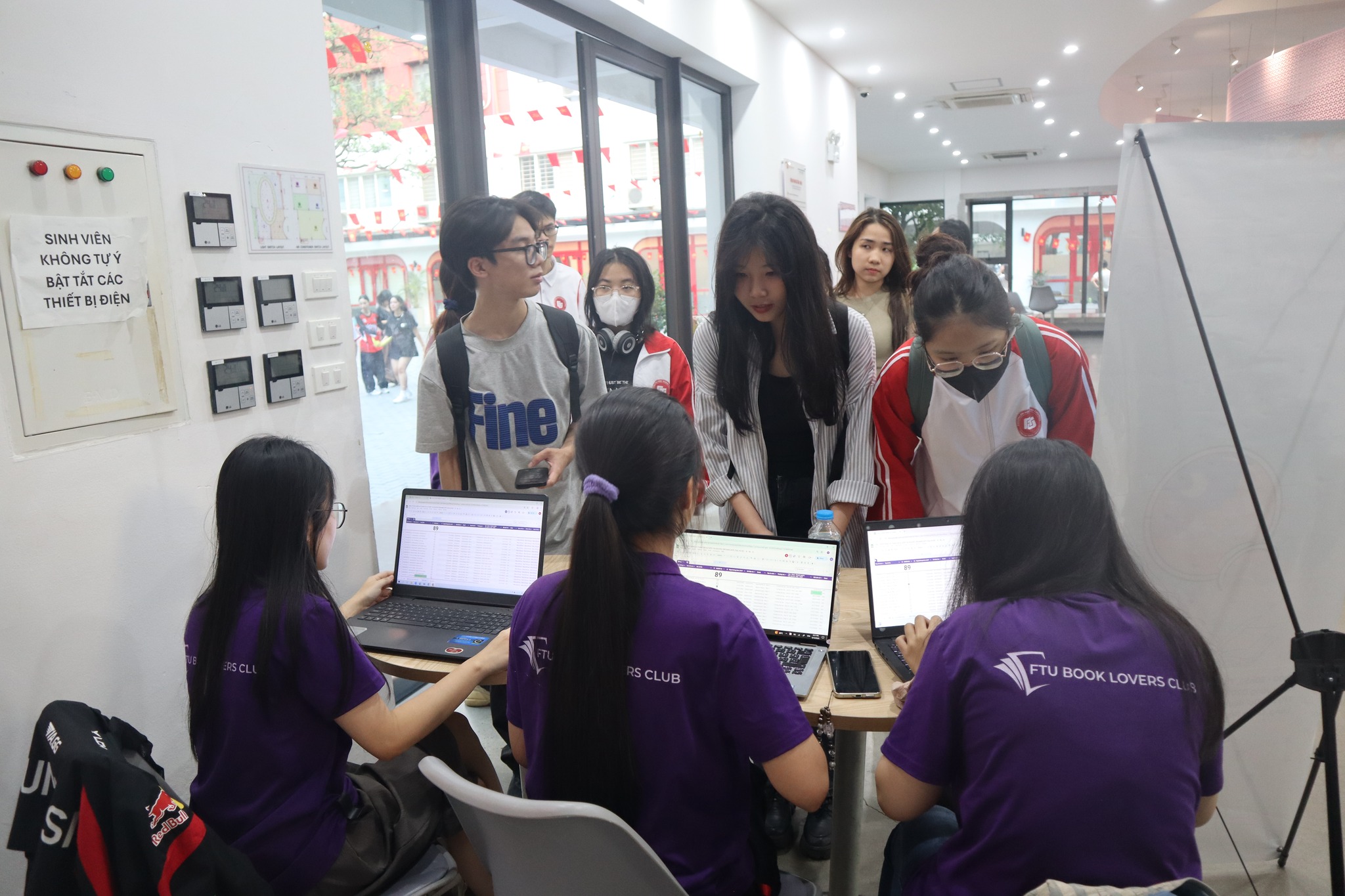 CLB... - CLB Những người yêu sách ĐH Ngoại Thương - FBLC