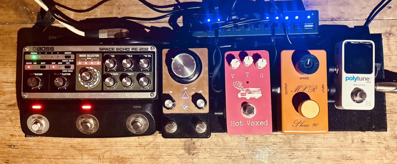 What music style uses a modded Crowther Hotcake and AC30?