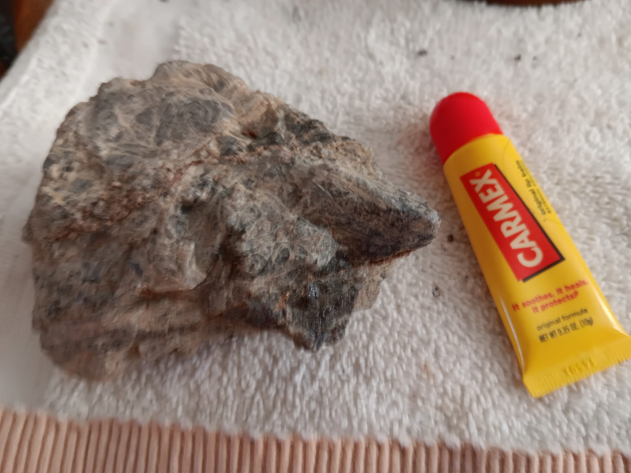 邦楽 flakes/Unmelting  What are the flakes in this rock?