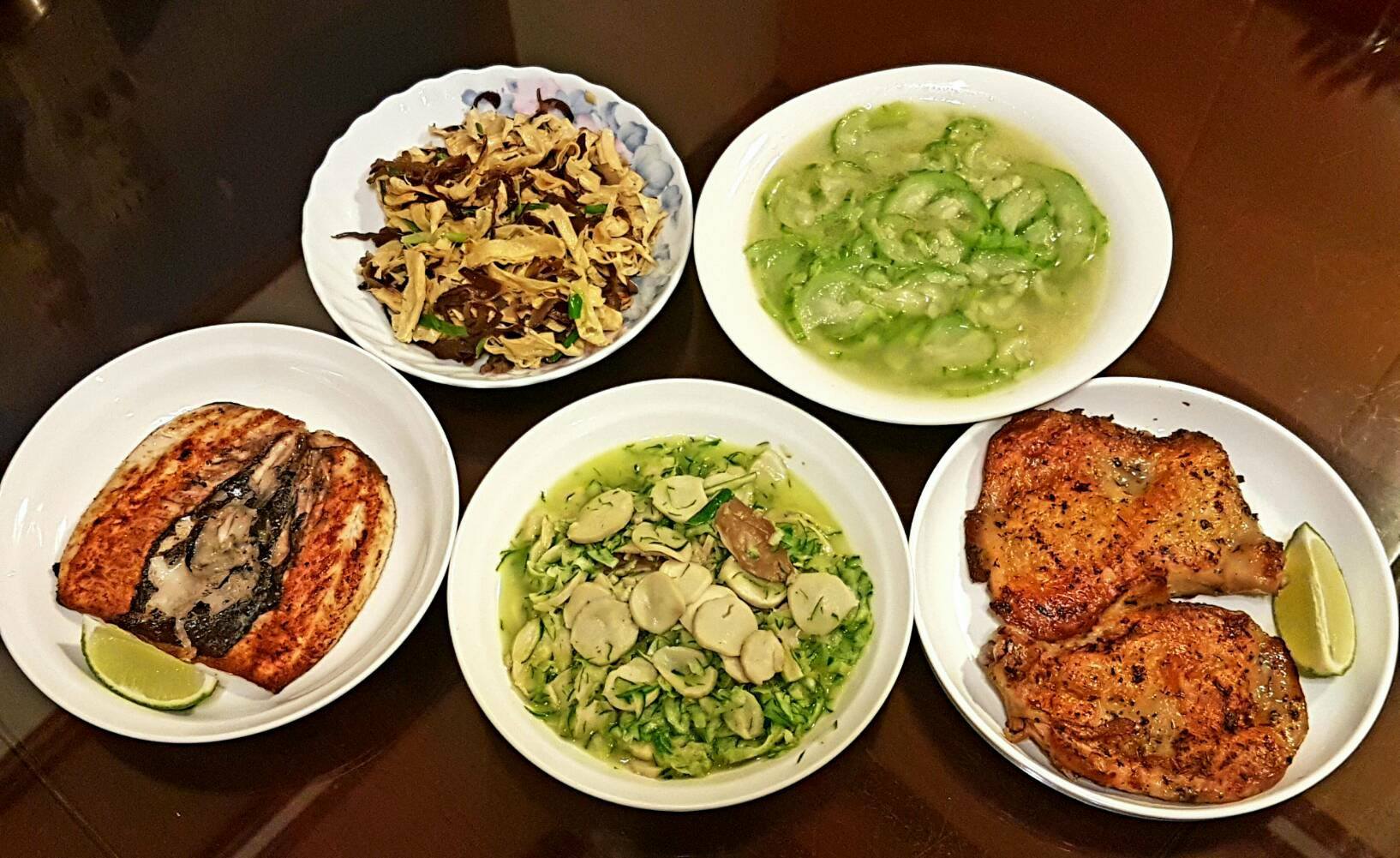 飛碟夜光家族粉絲團 - 我是光禹 這是我今晚煮的 晚餐 有煎虱目魚，雞腿排， 杏鮑菇炒小黃瓜絲， 木須腐皮和... | Facebook