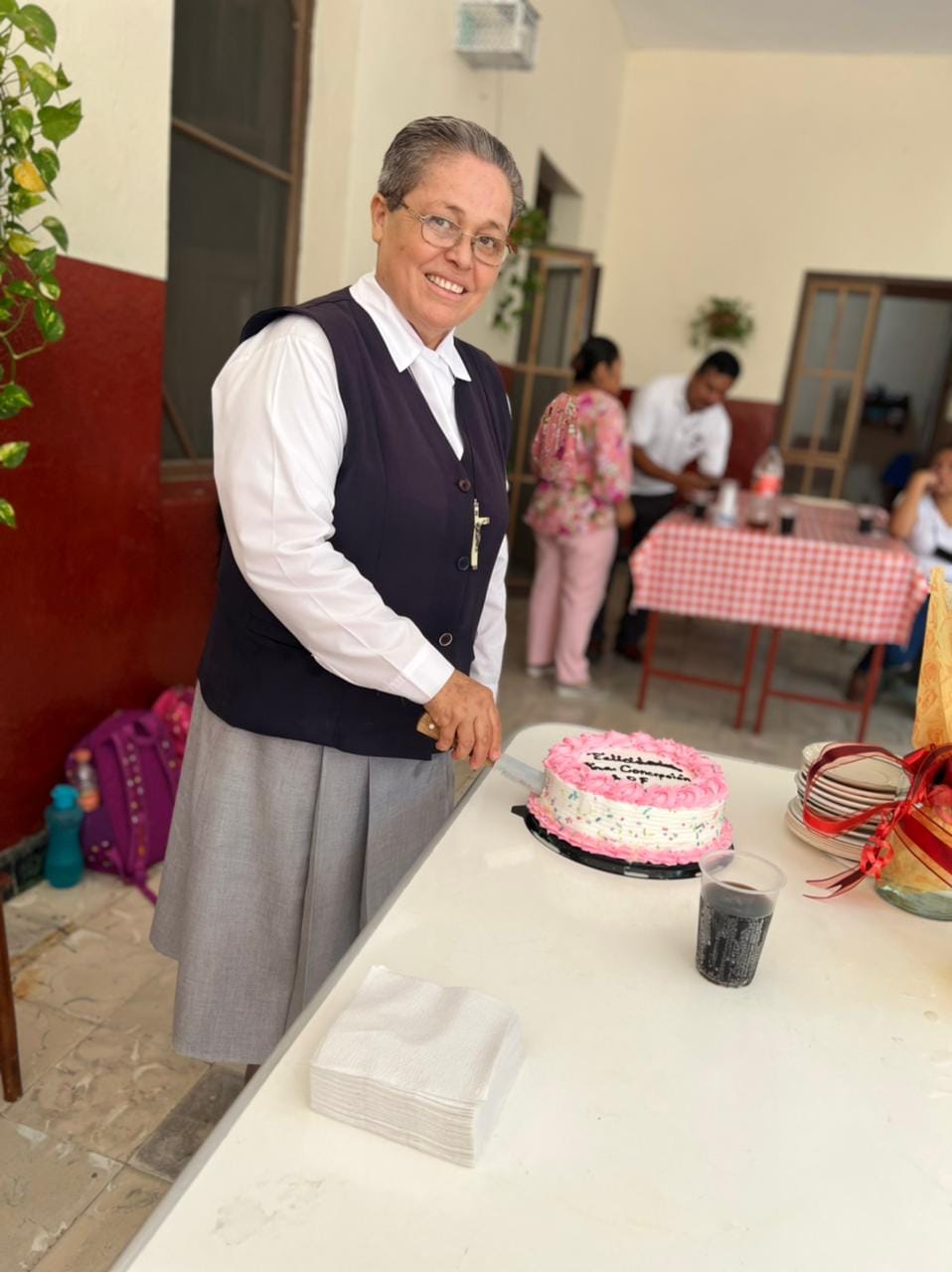 Felicitamos a la Madre Conchita... - Instituto Juan Pablo II
