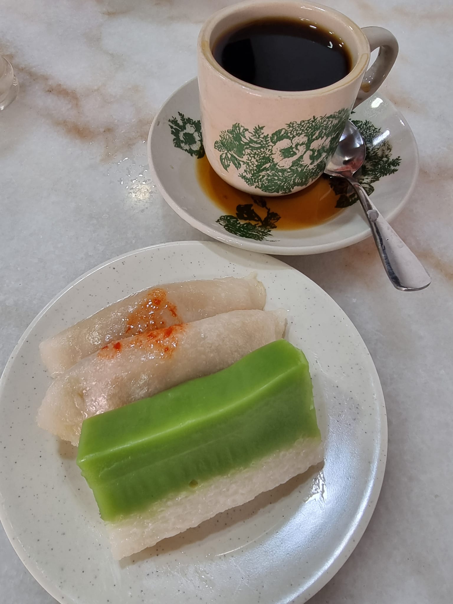 我爱笨珍美食 - 海鲜 是笨珍闻名的特产 在笨珍吃宵夜 当然也离不开美味海鲜 玫瑰海鲜园的烧鱼 是我最爱的味道 特爱他们家的辣椒酱，香辣好吃😋 ...