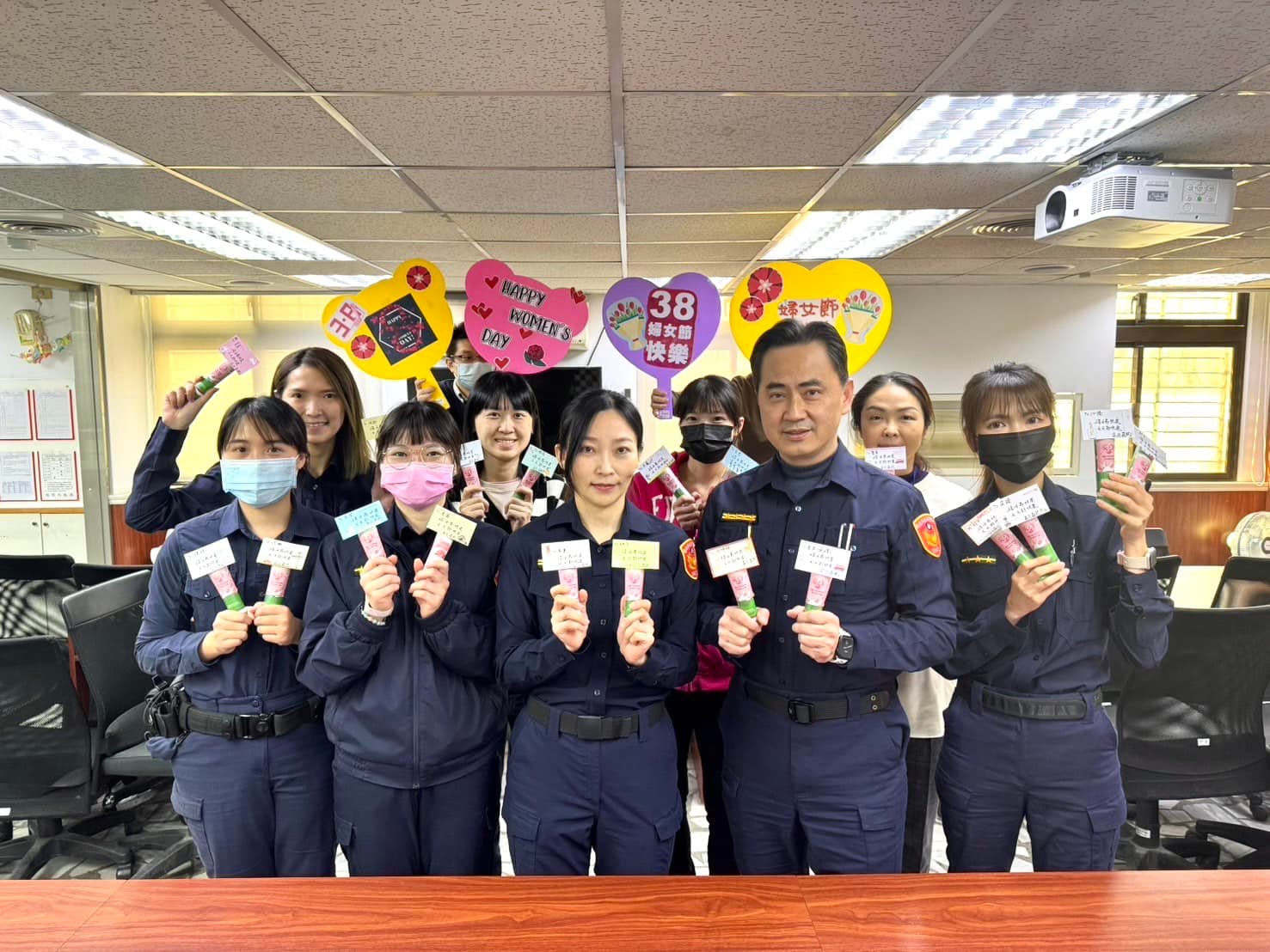 新北市政府警察局婦幼警察隊 - #警察雙手的力量無限 #有了護手霜信心更加倍...