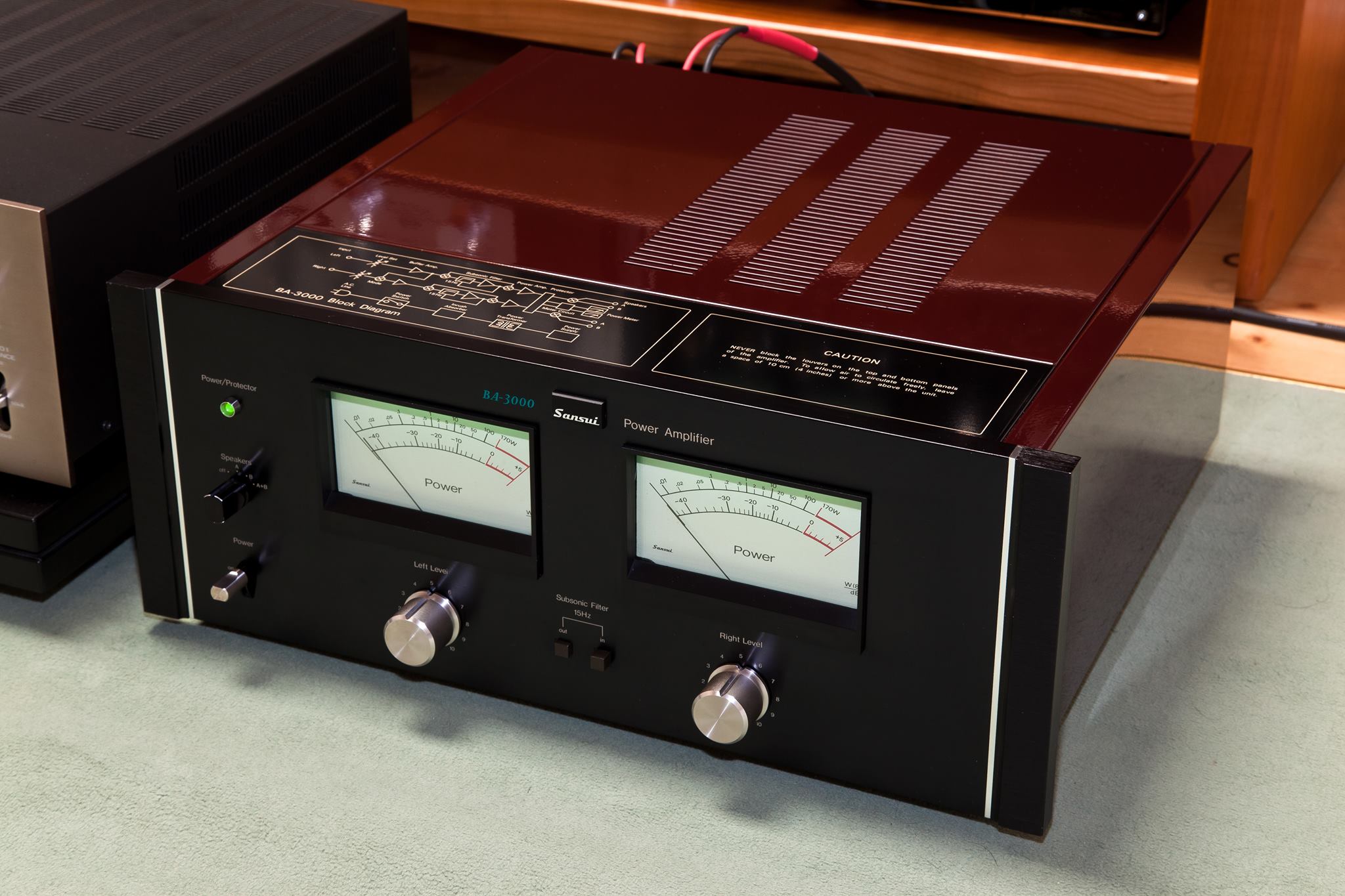 Zoom on the stunning Sansui BA-3000 stereo power amp and CA-3000