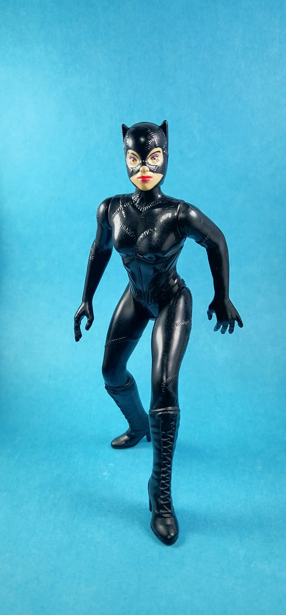 Does 1991 Batman Returns Catwoman fit with the Kenner Super Powers
