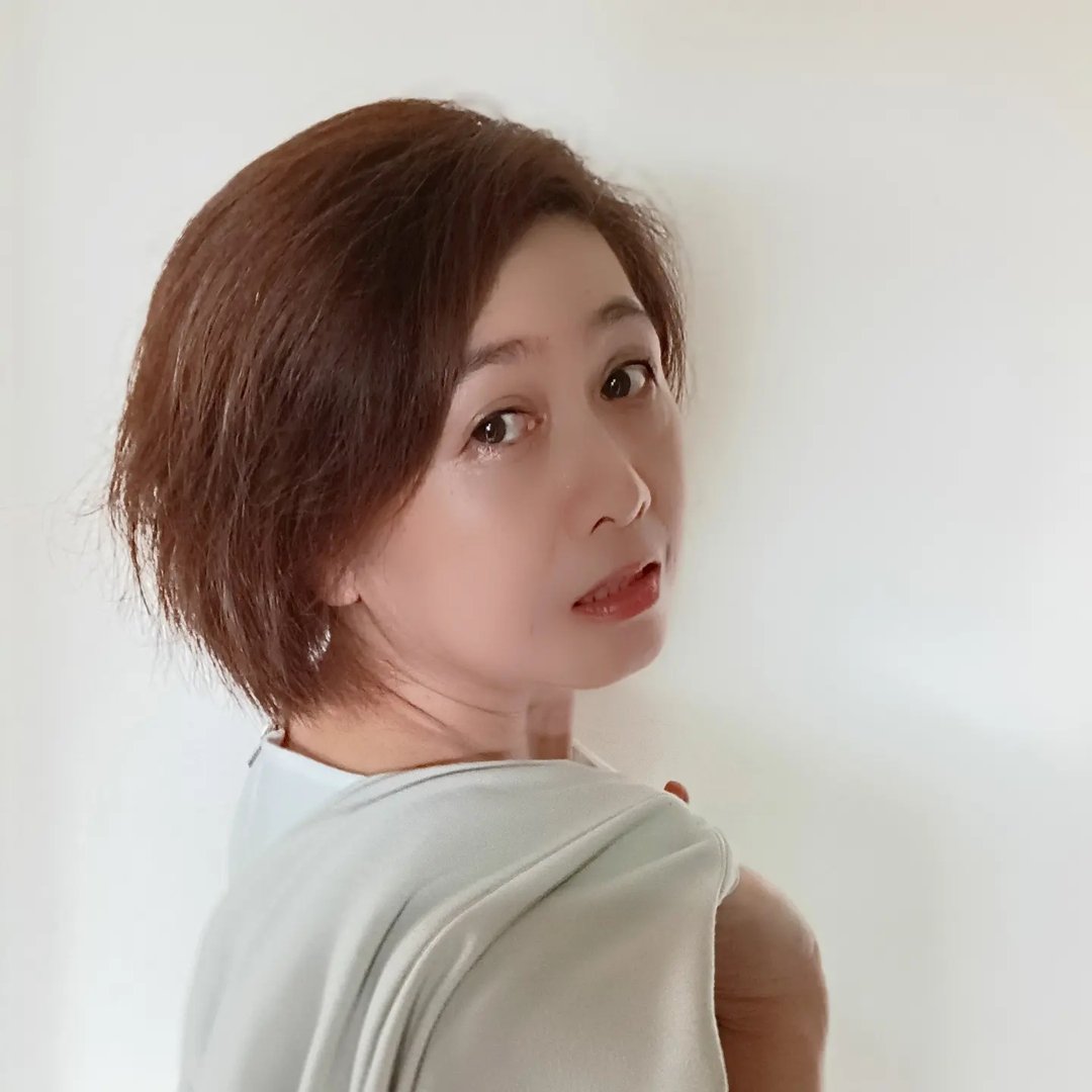 腰背不舒服，你就睡前趴床上这样简单的晃一晃，你的腰背会越来越轻松。 居家锻炼腰背放中老年锻炼👍 | BeeBee Beebee