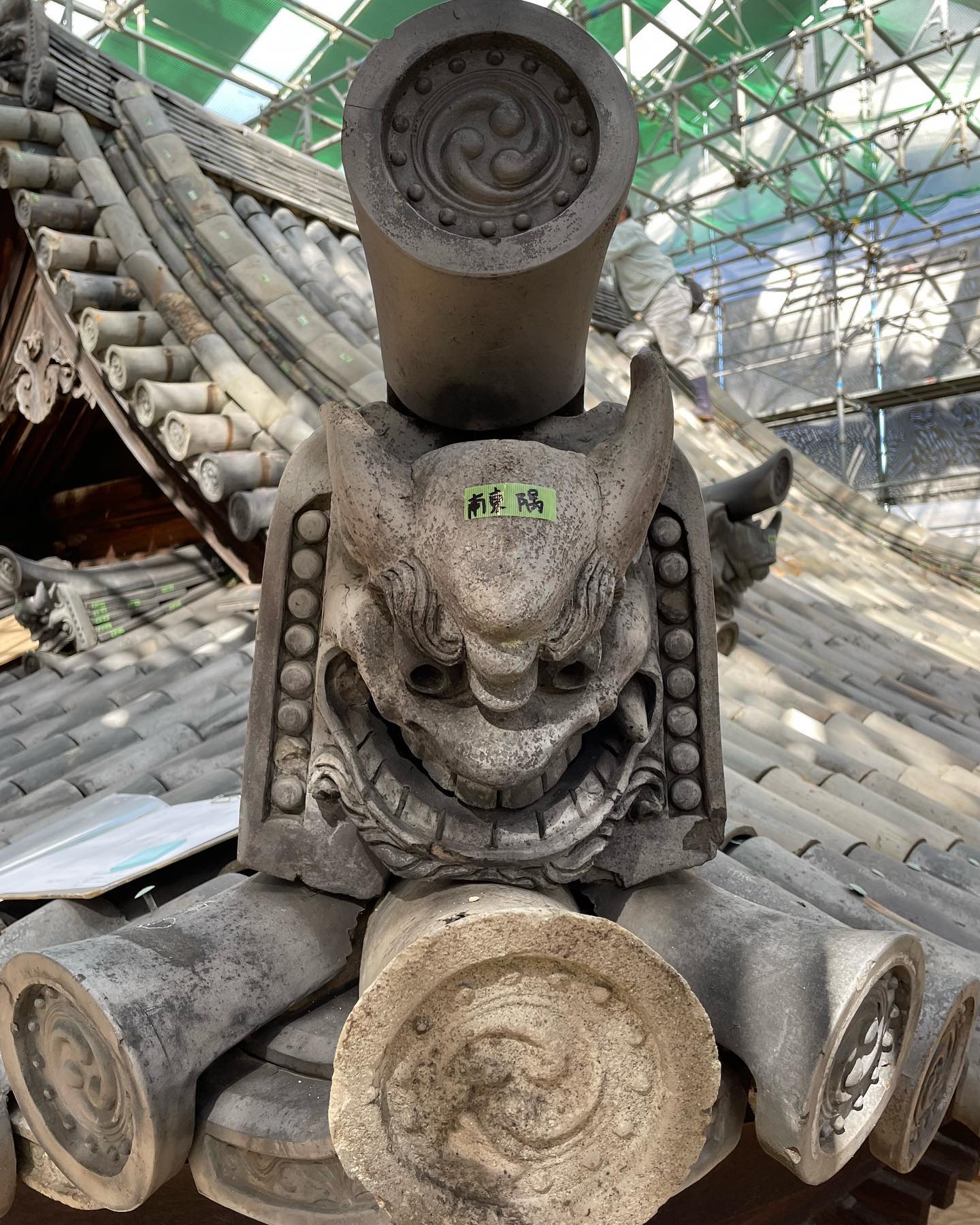 いぶし瓦製円筒形オブジェ 鶴林寺様鐘楼鬼瓦 良い顔です #瓦 #いぶし瓦 #日本瓦 #鬼瓦 #飾り瓦