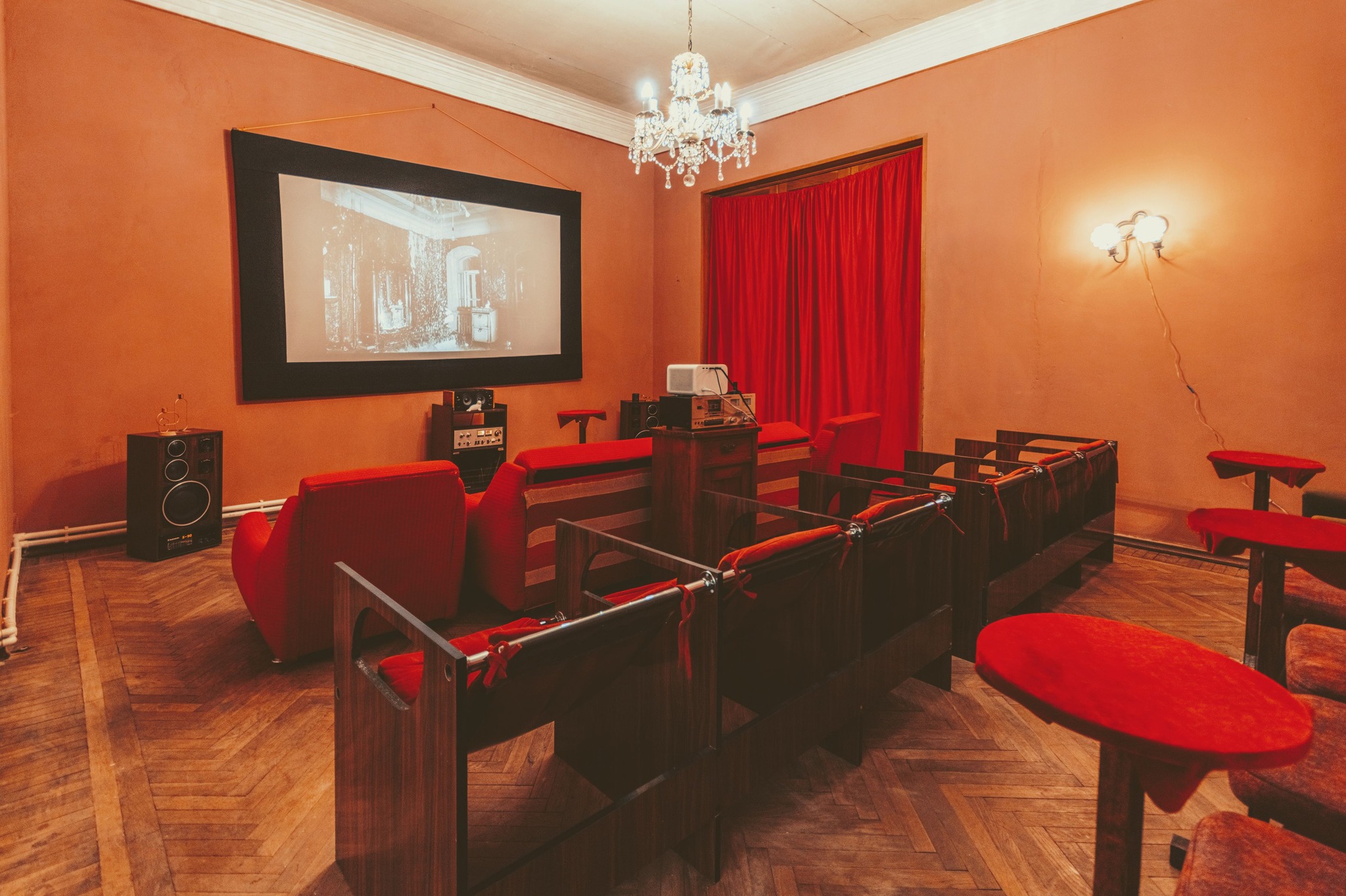 Edison Filmhub Praha - Vůně čerstvé kávy, lidé z celého světa, jeden ...