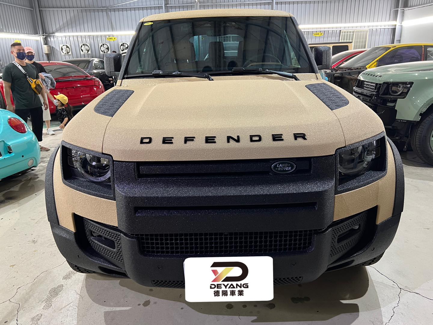 權陽車體工藝 - 每日一篇作品集 #LINEX聚脲防護塗裝 LAND ROVER Defender 奶茶色完工 ... | Facebook