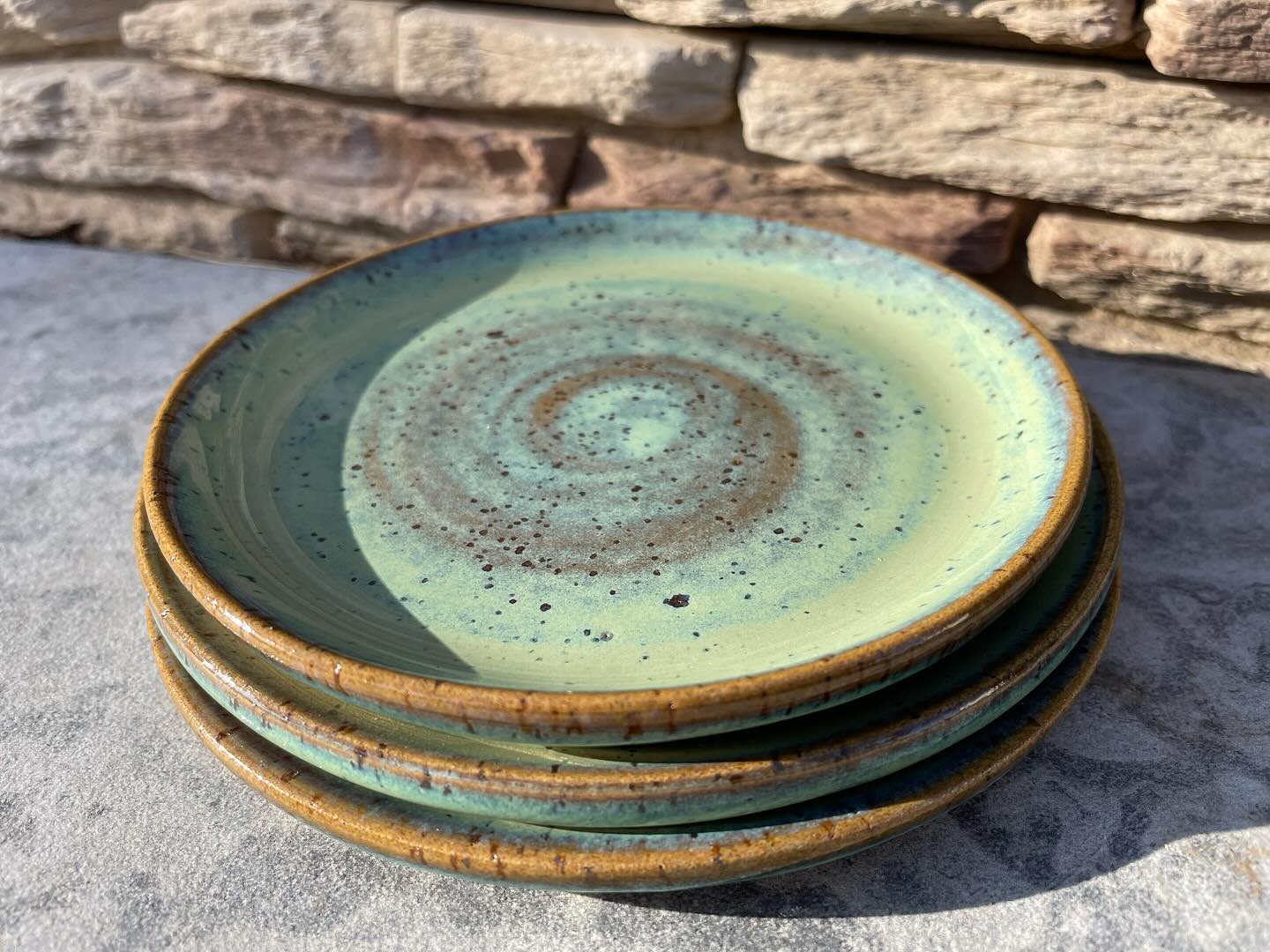 Teller, Tassen ,Becher… Ich liebe getöpfertes Geschirr! 😍 Diese sind zu verkaufen! Schaut gerne mal vorbei 👉www.keramikstudioela.de Ich wünsche euch einen schönen Abend! #teller #cafeteller #geschirr #geschirrliebe #steinzeug #amaco #ton #töpfern
