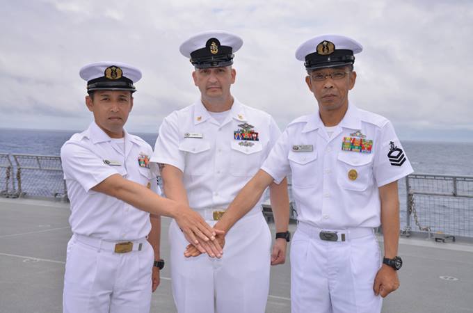 防衛省 海上自衛隊 (Japan - 26.5.31 左から「くにさき」先任伍長