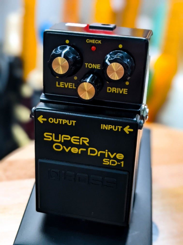 One of the defining 3-knob dirt designs, the BOSS 40th Anniversary