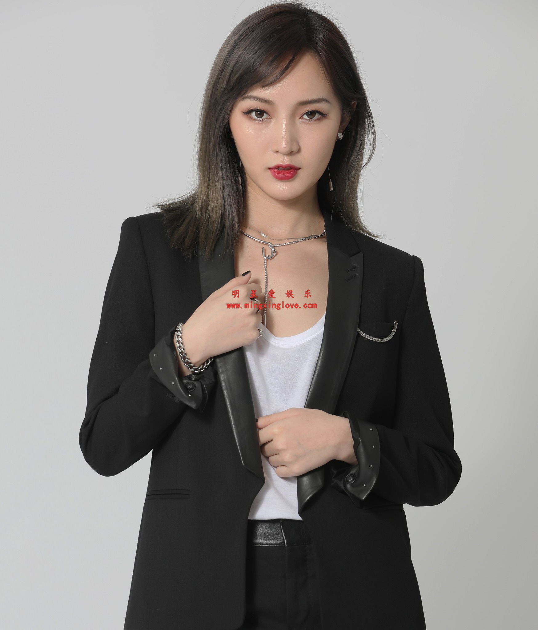 喜愛夜蒲2 - #孟佳、林杰妮 某综艺节目定妆照及舞台花絮照片，性感露胸、短裙等造型，高清4K分辨率原图无修 #生图...
