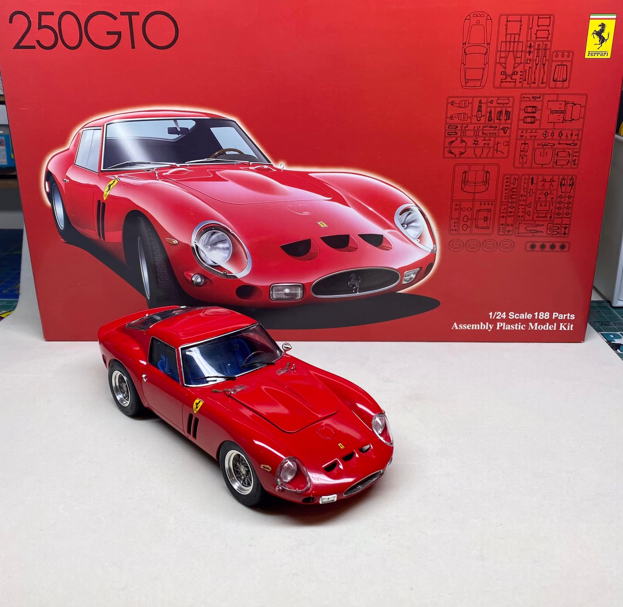 Ferrari 250 GTO 1:24 Scale Bburago DIY Kit - Metal & Plastic Model