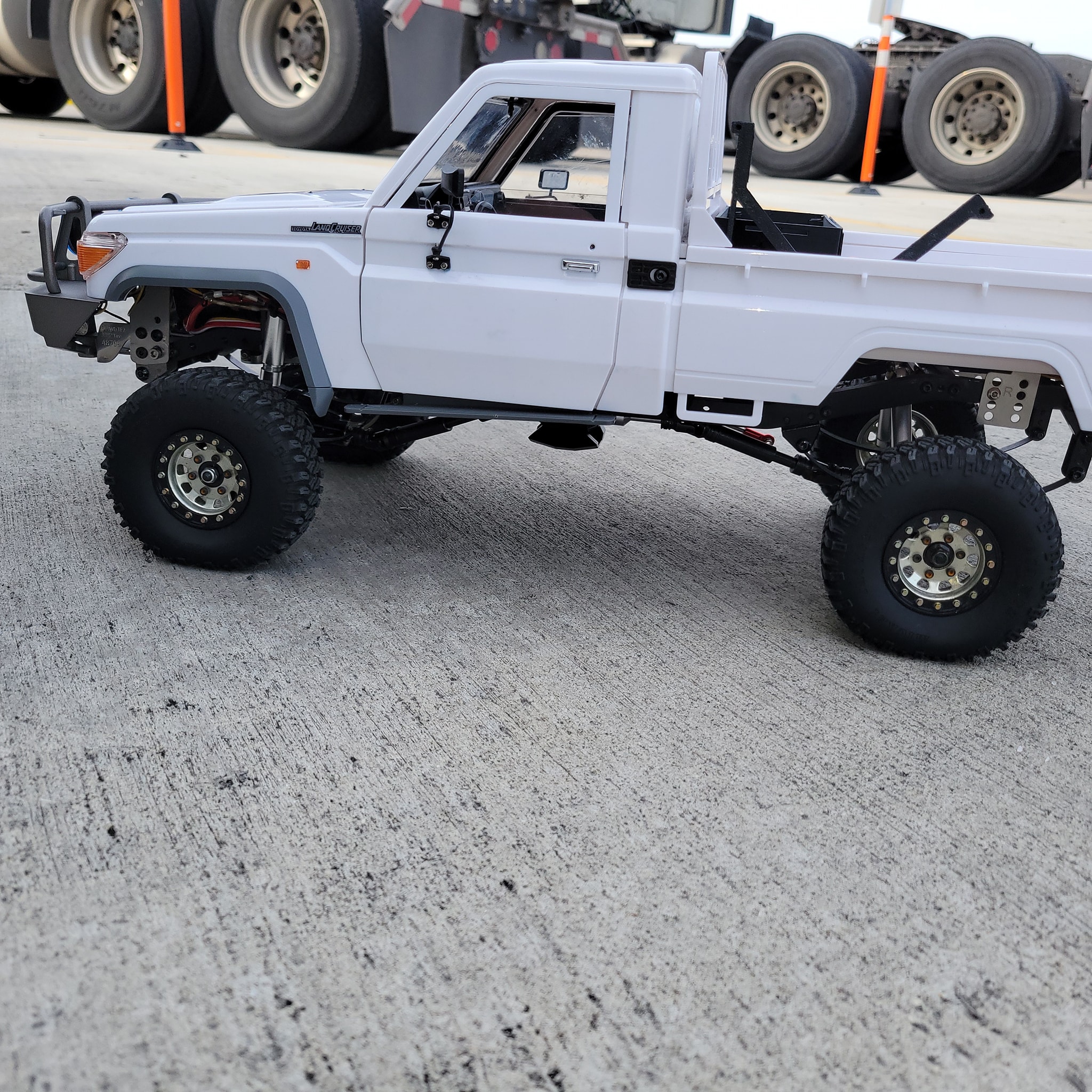 How to lower a TF2 LWB chassis for a better scale look?