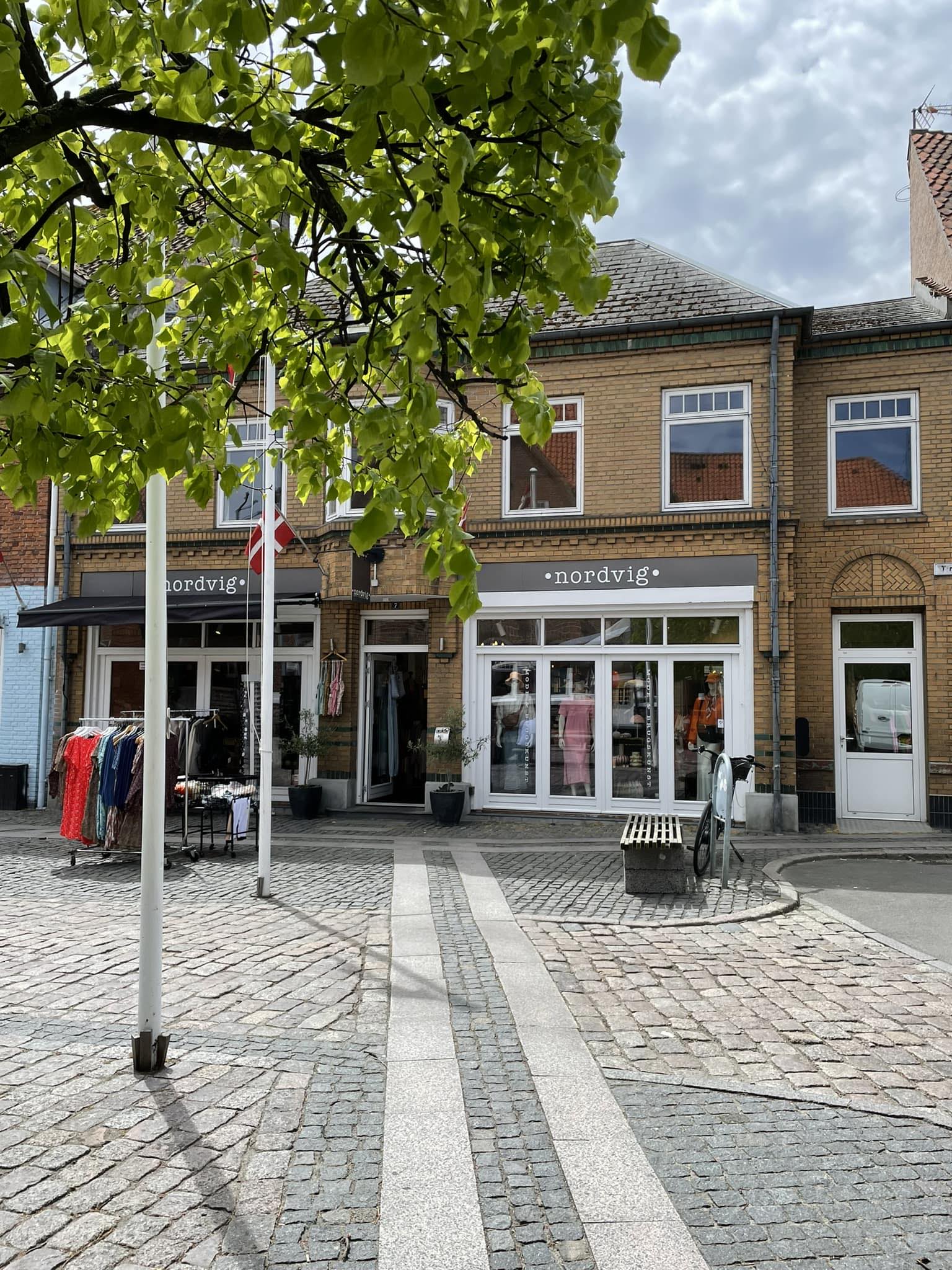 Kjoler til enhver lejlighed... - her er søde Gitte hoppet i et par ...