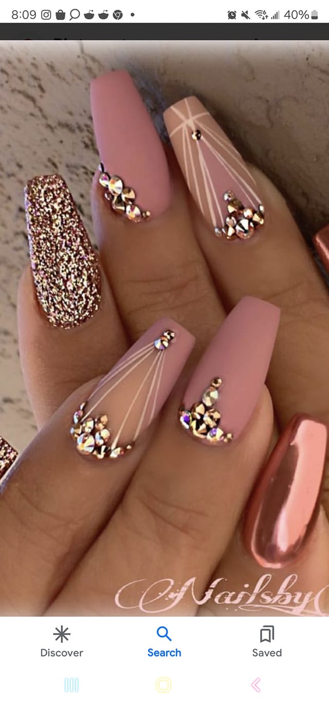 What are rose gold nail ideas for a wine event?