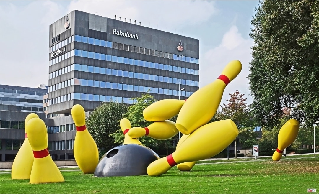 Eindhoven - Het bekende kunstwerk in de middenberm van de John F ...