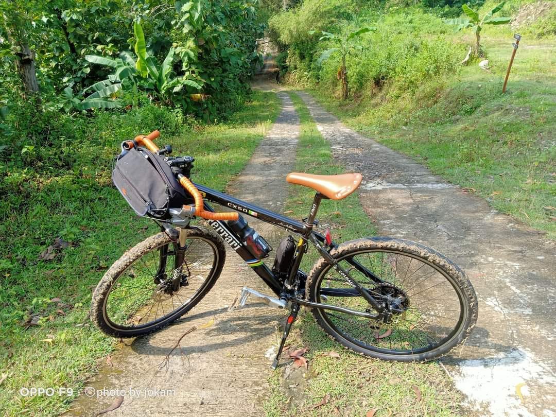Gravel ride on solo hondo gravel road