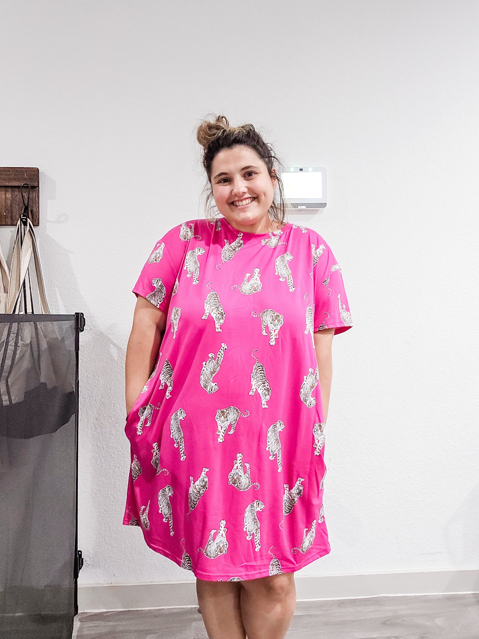 pink bodycon midi dress Kiki Cut-Out Blush Montauk Sleeveless Linen Maxi navy floral The dress has a Color:Mahogany Blooms